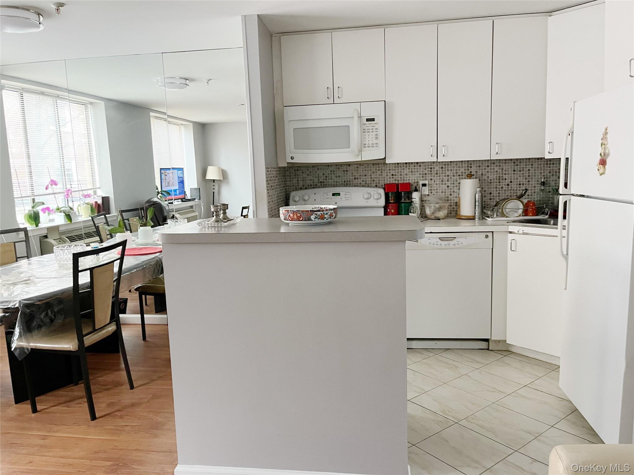 Condo Canterbury Nassau County, NY 11021, MLS-972945-9