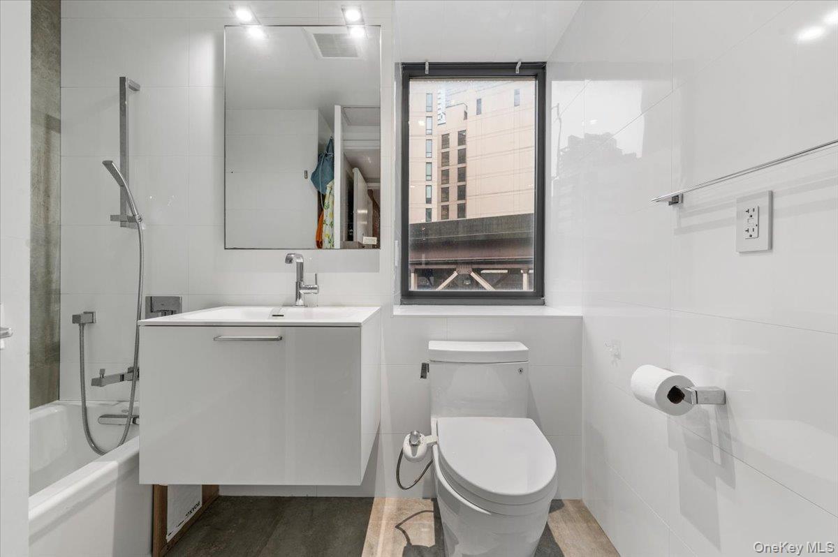 Condo 27th  Queens, NY 11101, MLS-972972-24