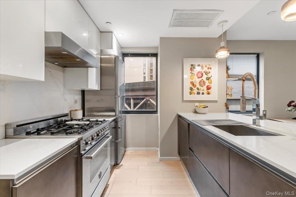 Condo 27th  Queens, NY 11101, MLS-972972-5