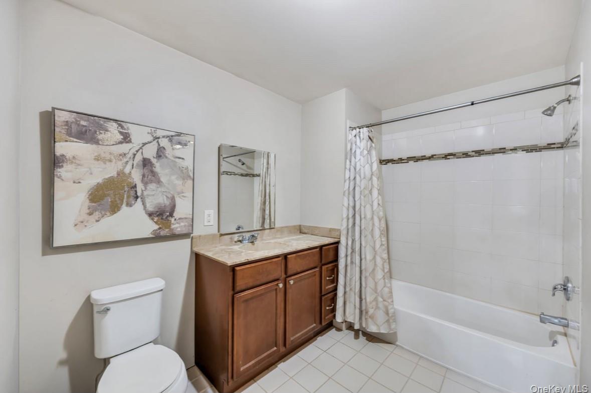 Condo Weatherby  Suffolk County, NY 11722, MLS-973102-13