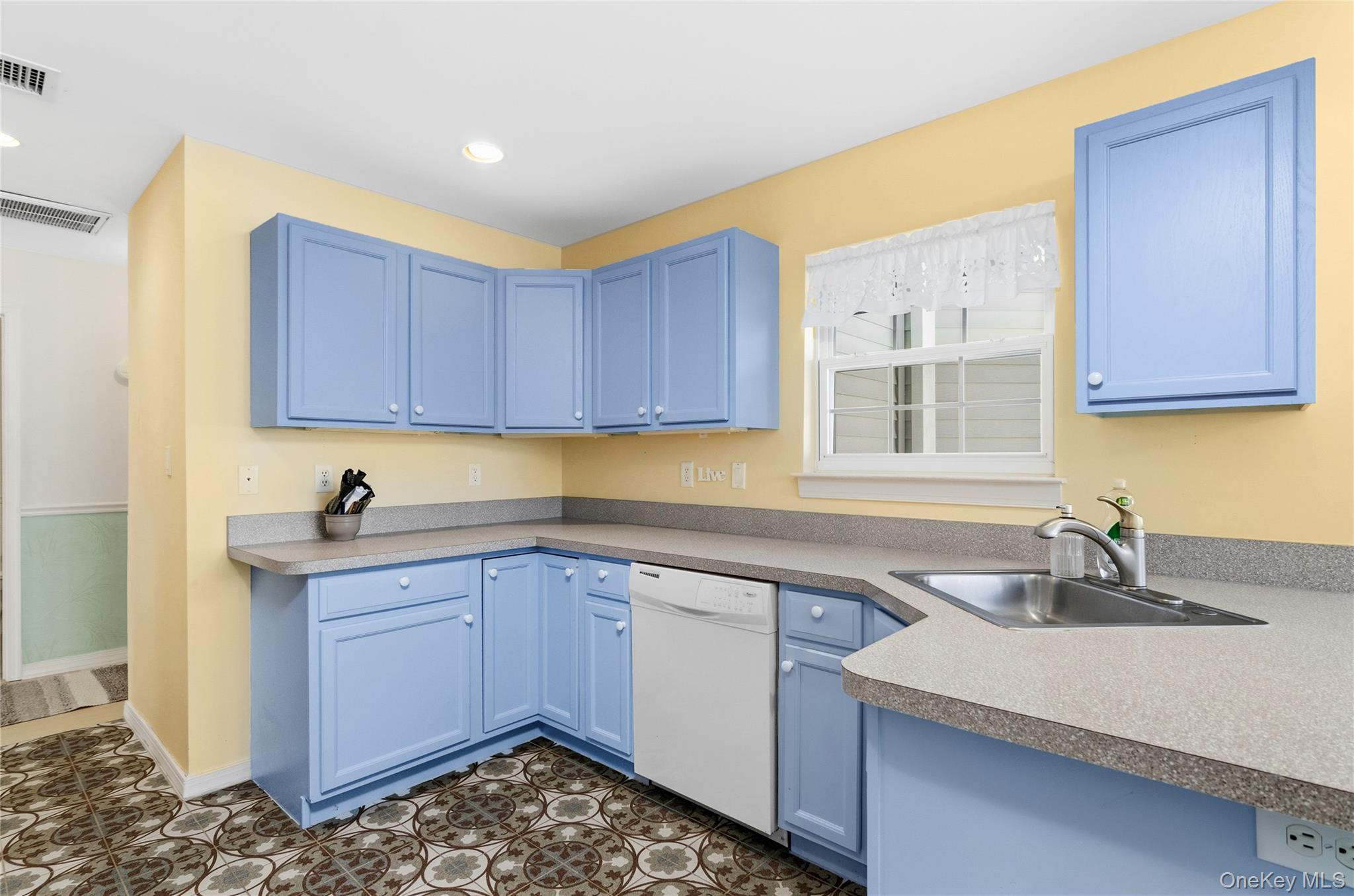 Condo Amen  Suffolk County, NY 11901, MLS-973137-11