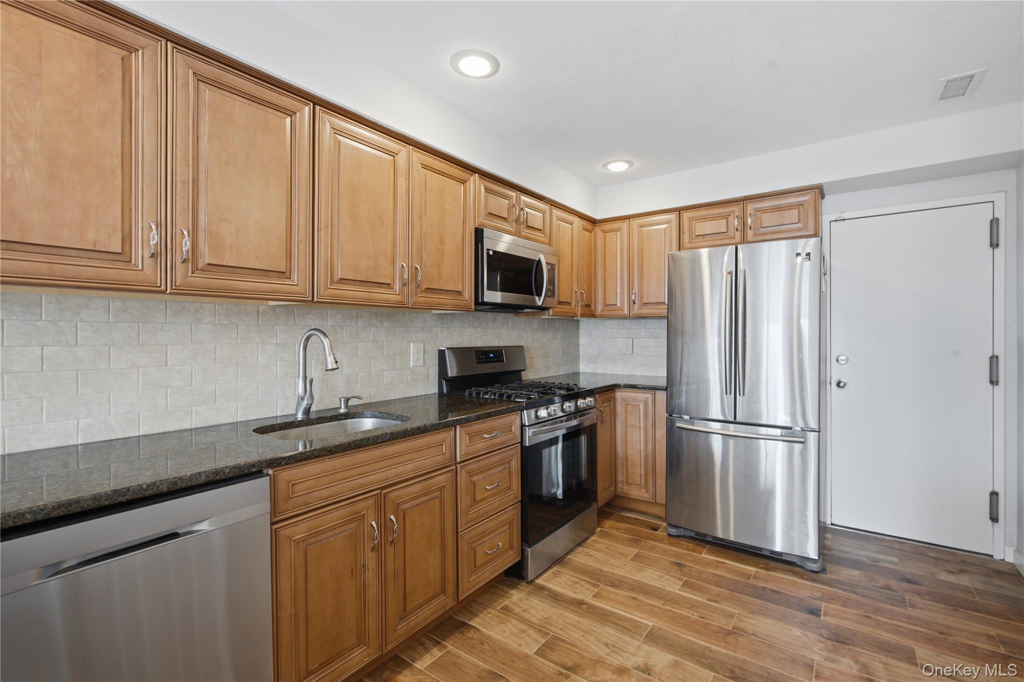 Condo Thomas  Suffolk County, NY 11733, MLS-973173-5