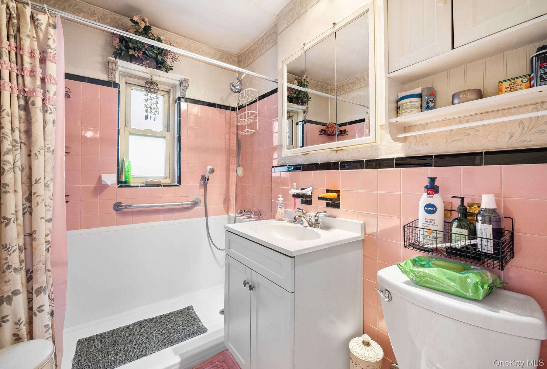 Single Family Hammersley Bronx, NY 10469, MLS-973618-11