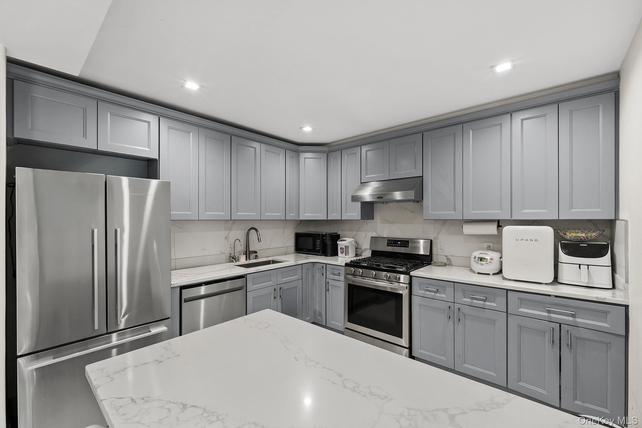 Condo Bowne  Queens, NY 11355, MLS-973640-3