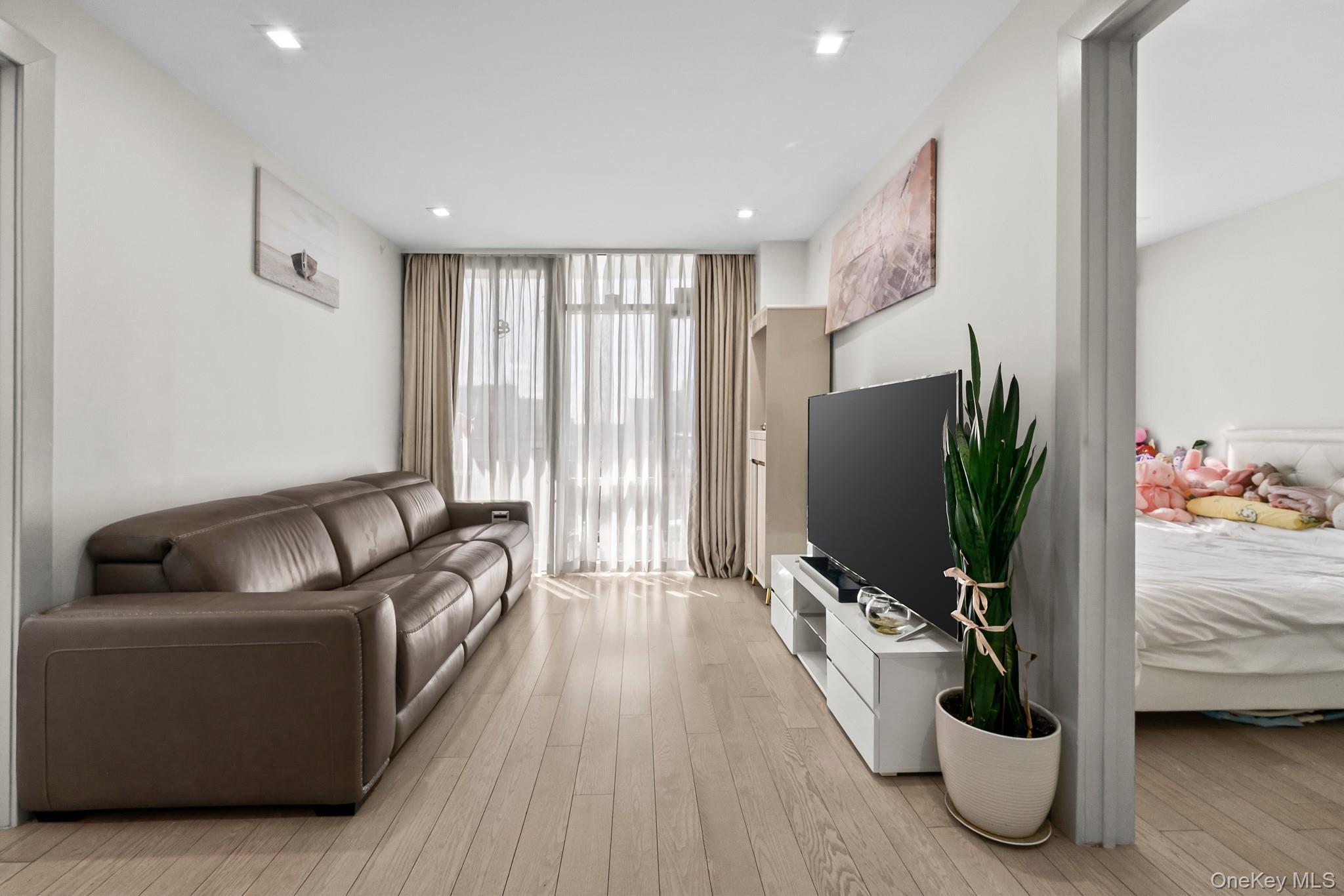 Condo Bowne  Queens, NY 11355, MLS-973640-5