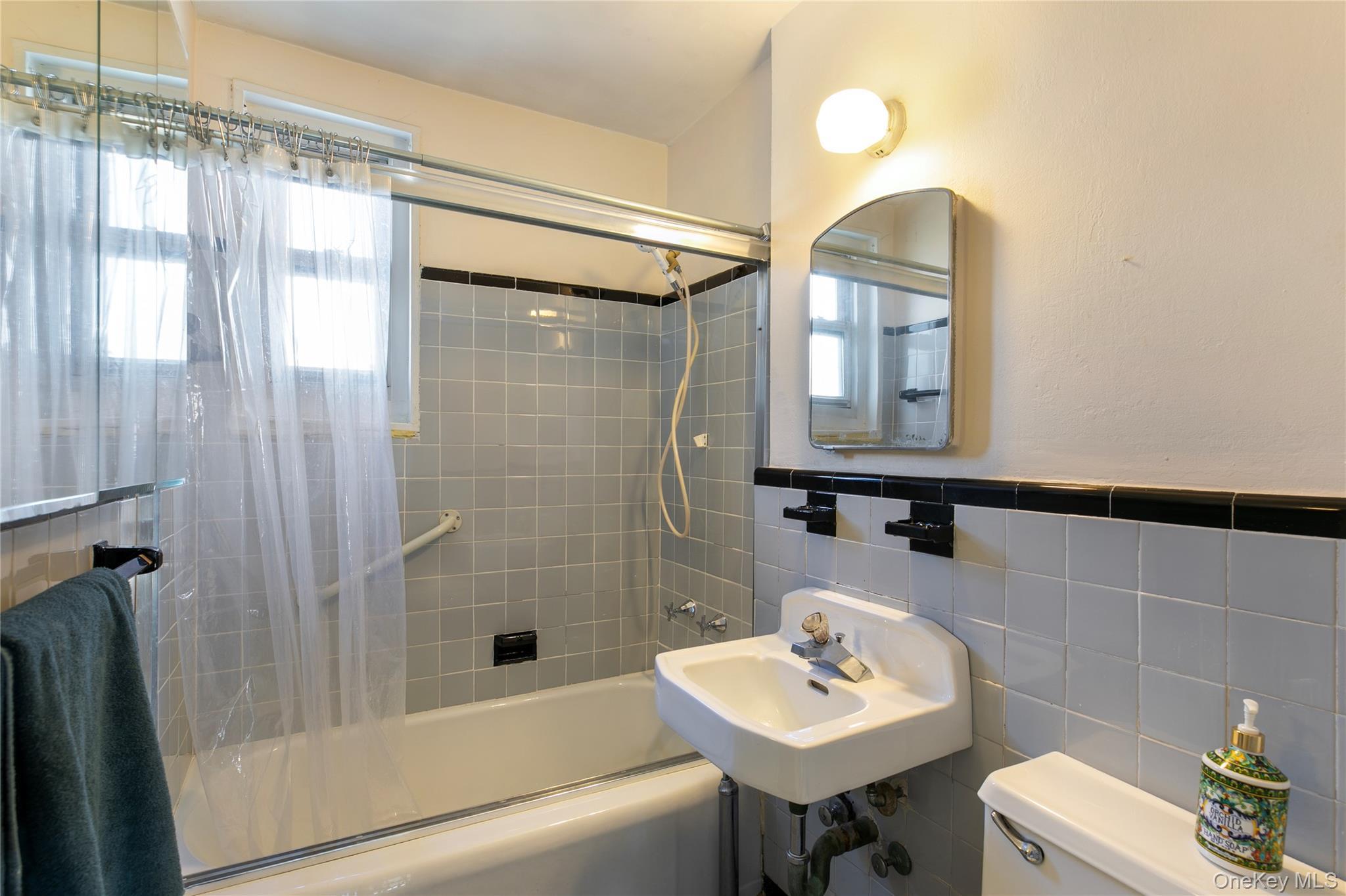 Coop 61st Ave  Queens, NY 11362, MLS-973683-5