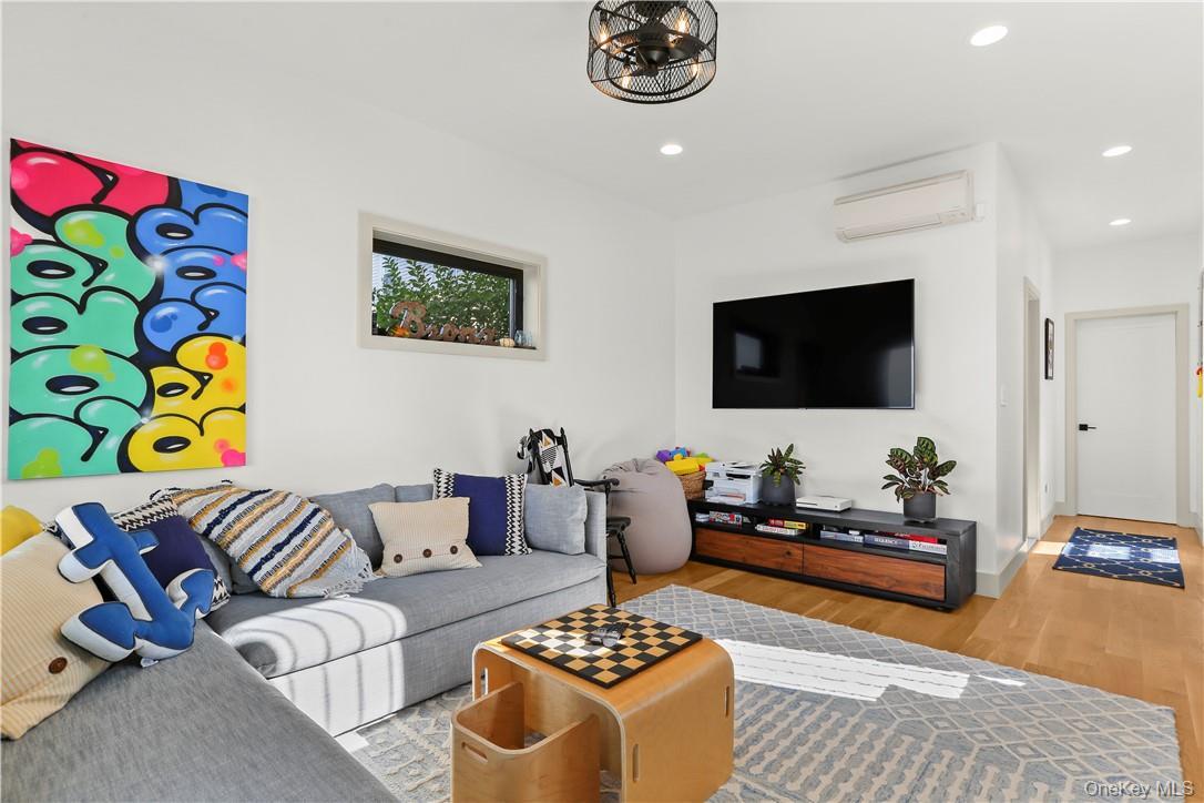 Single Family Rochelle Bronx, NY 10464, MLS-973685-16