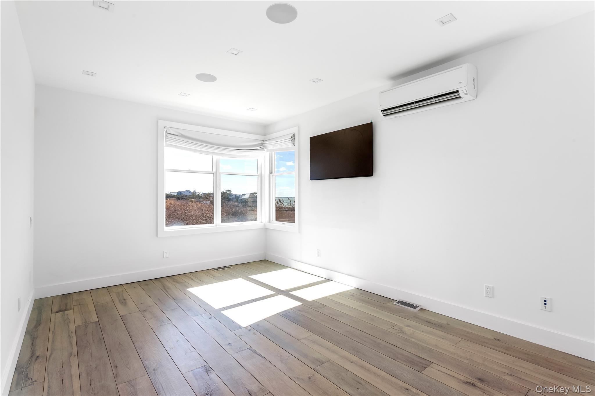 Condo Dune  Suffolk County, NY 11978, MLS-973928-20