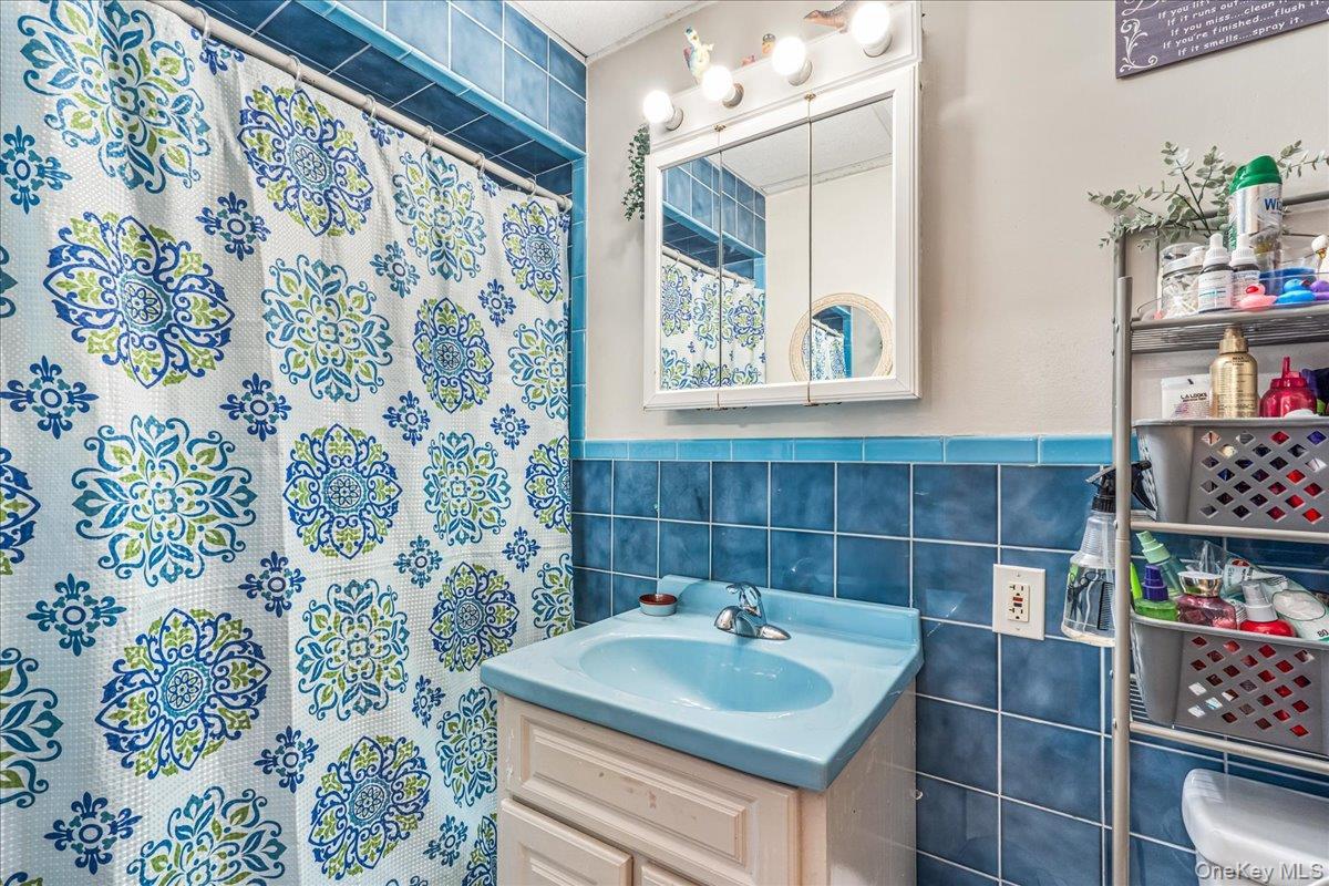 Single Family 70th  Queens, NY 11385, MLS-973959-2