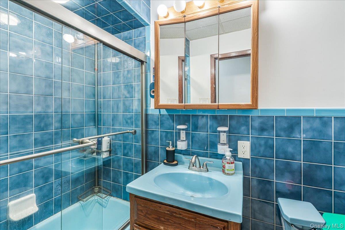 Single Family 70th  Queens, NY 11385, MLS-973959-20