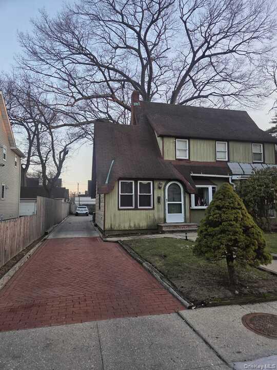 Single Family Centennial  Nassau County, NY 11575, MLS-974012-2