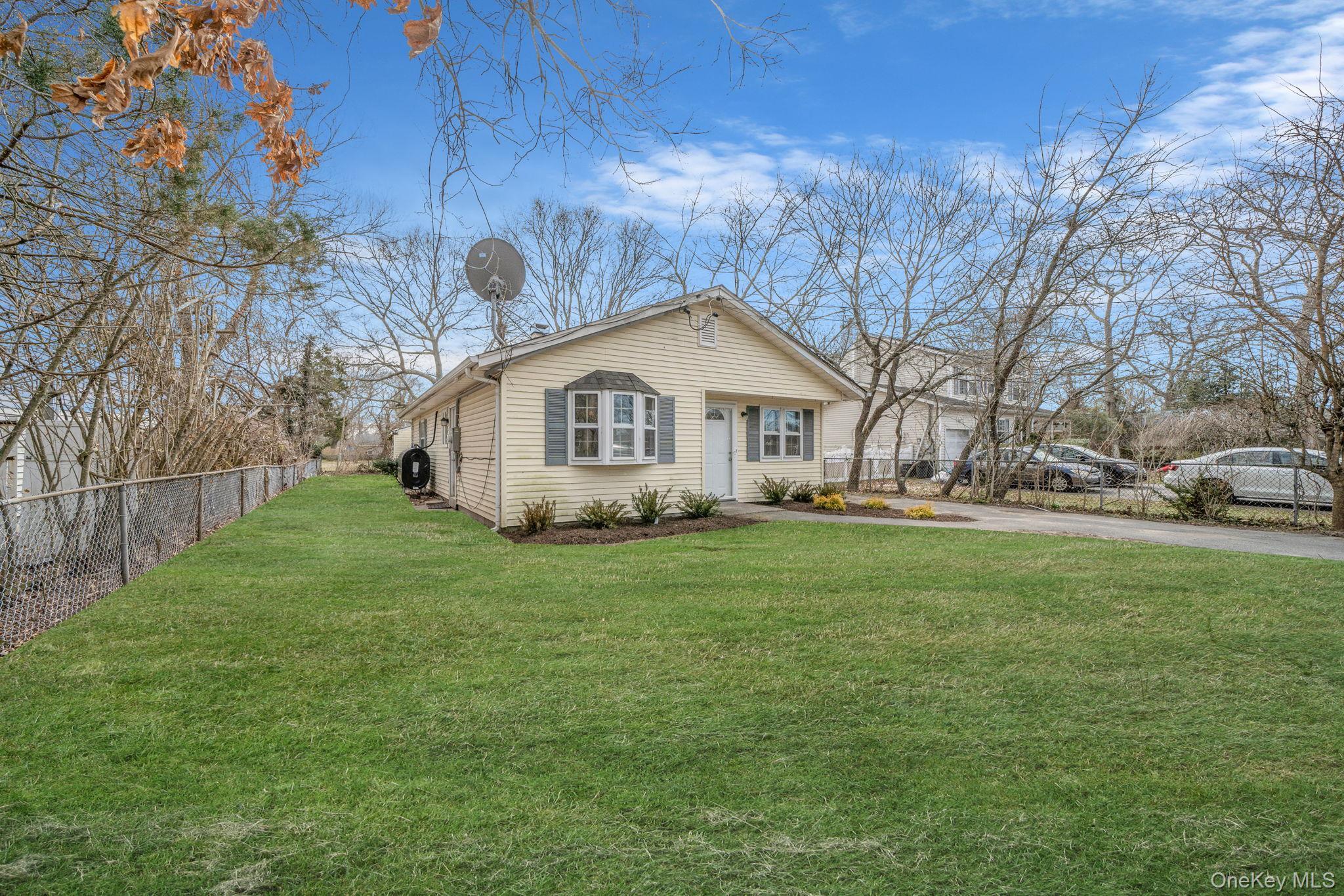 Single Family Manor  Suffolk County, NY 11967, MLS-974154-2