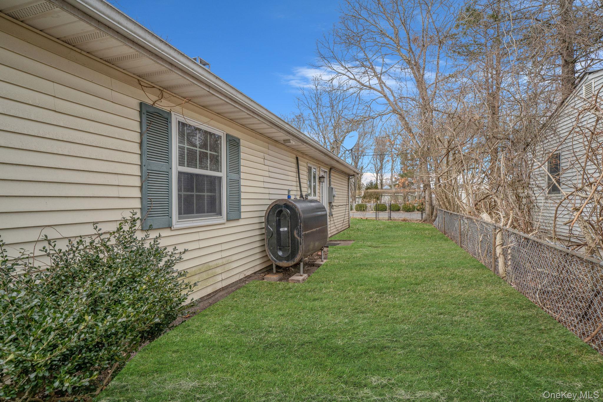 Single Family Manor  Suffolk County, NY 11967, MLS-974154-23