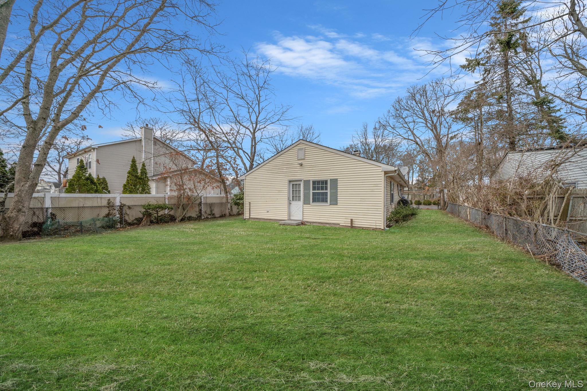 Single Family Manor  Suffolk County, NY 11967, MLS-974154-25