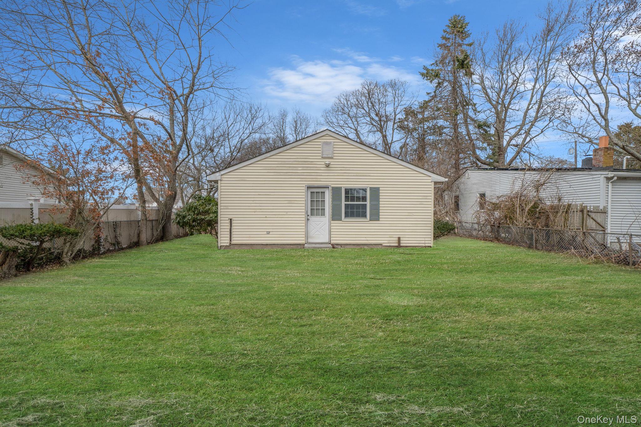 Single Family Manor  Suffolk County, NY 11967, MLS-974154-26