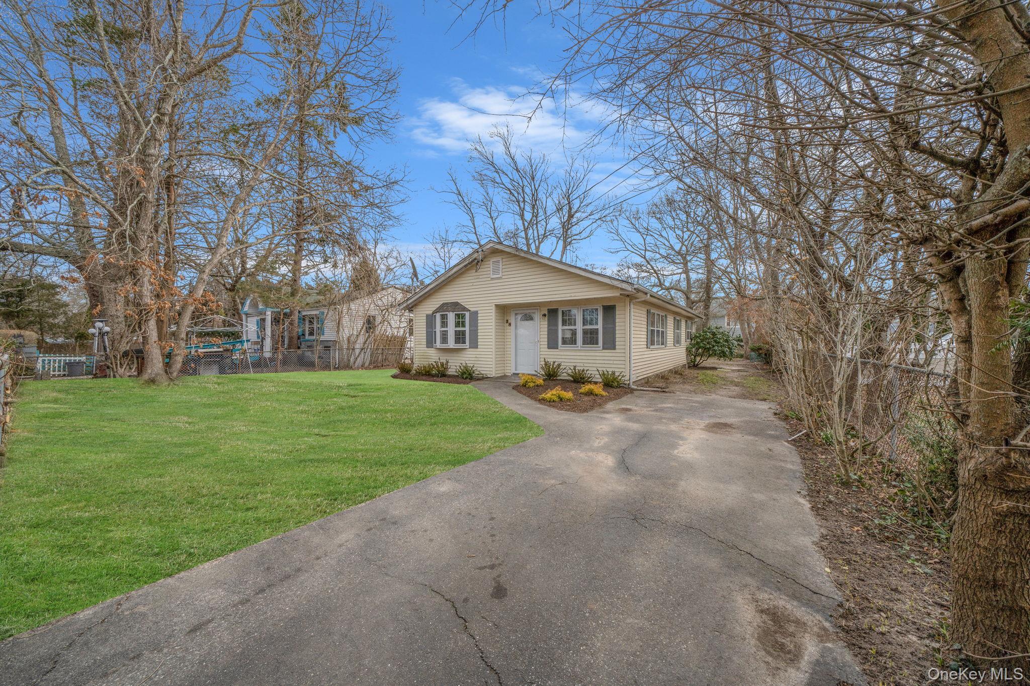 Single Family Manor  Suffolk County, NY 11967, MLS-974154-3