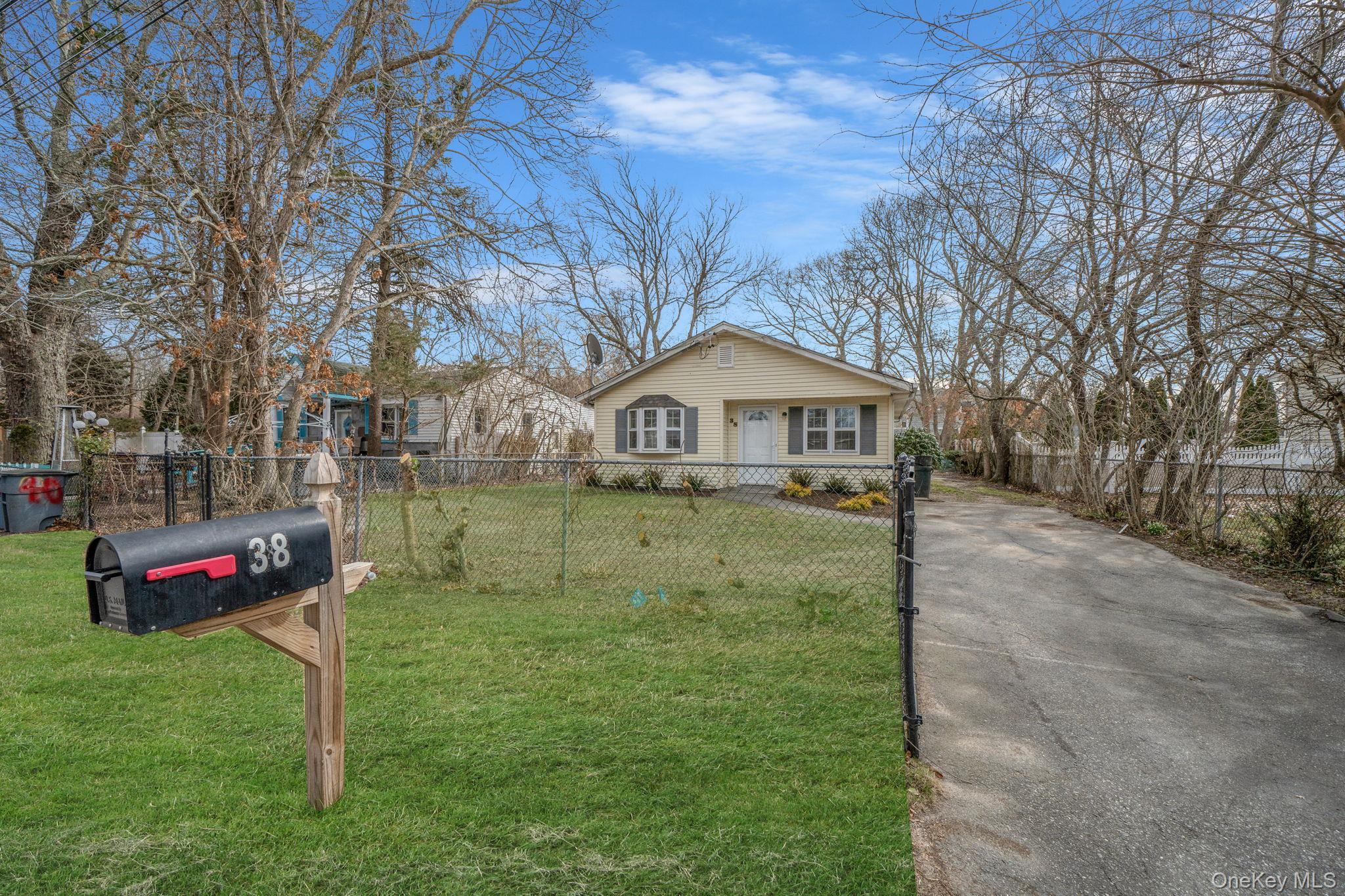 Single Family Manor  Suffolk County, NY 11967, MLS-974154-4