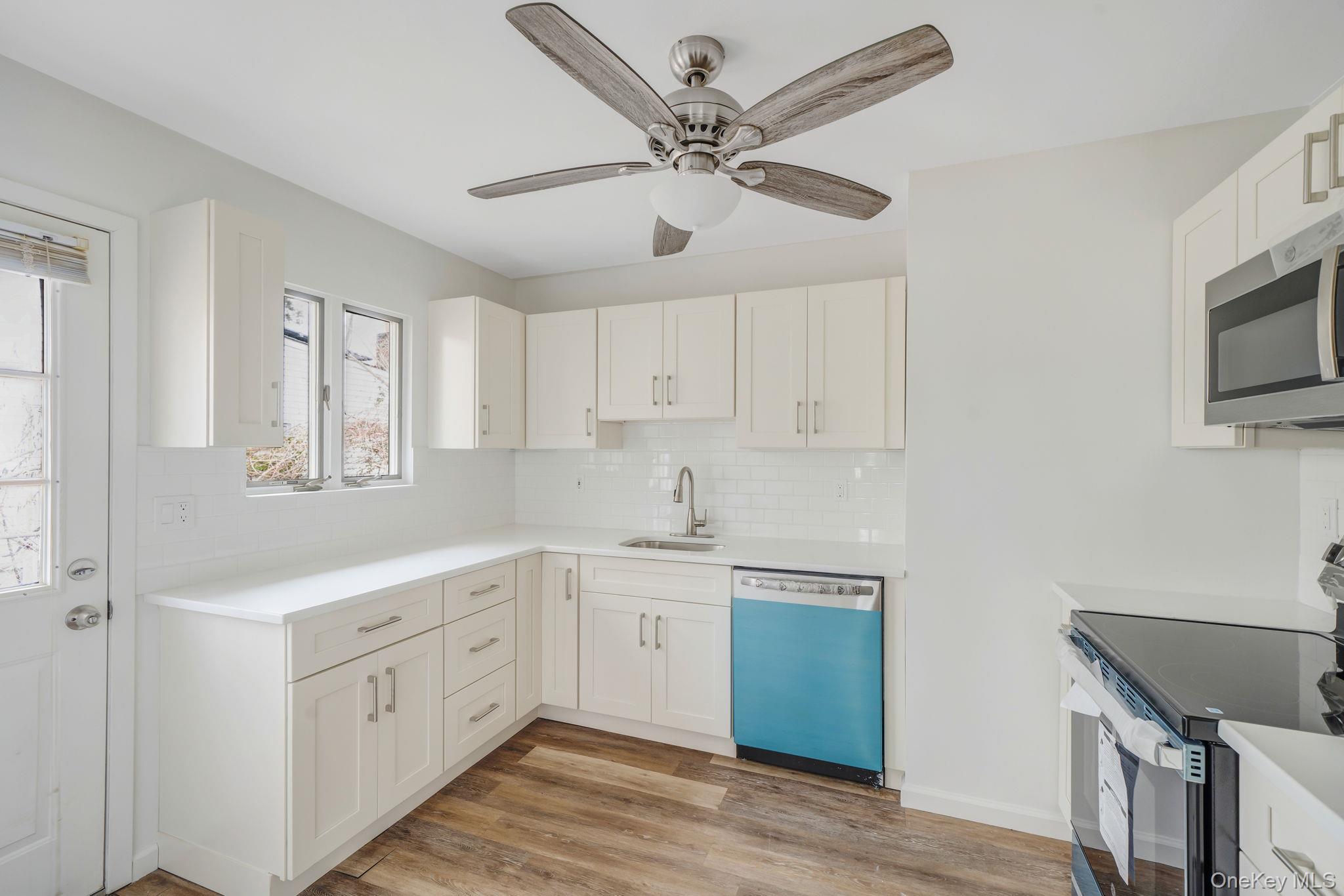 Single Family Manor  Suffolk County, NY 11967, MLS-974154-5