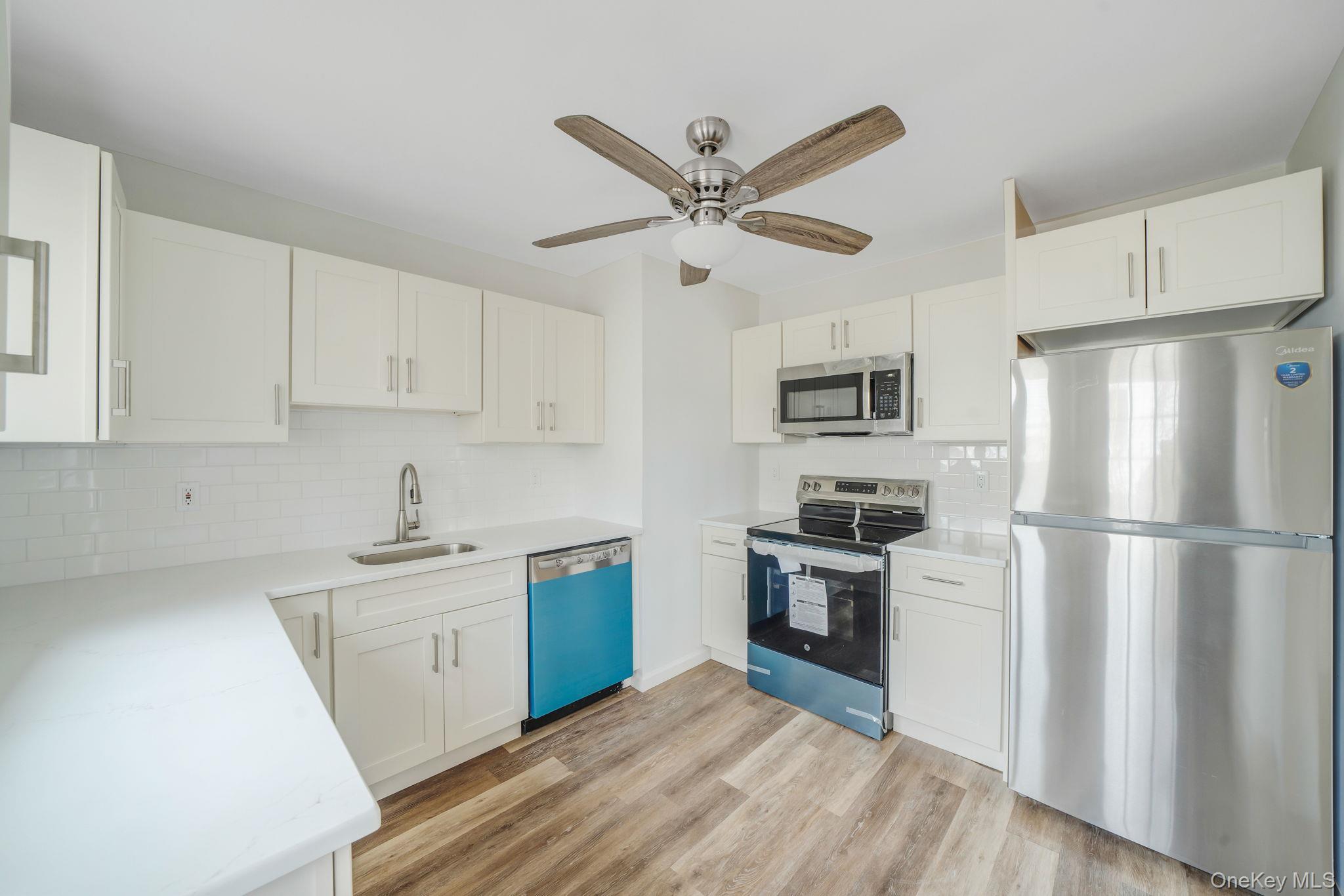 Single Family Manor  Suffolk County, NY 11967, MLS-974154-6