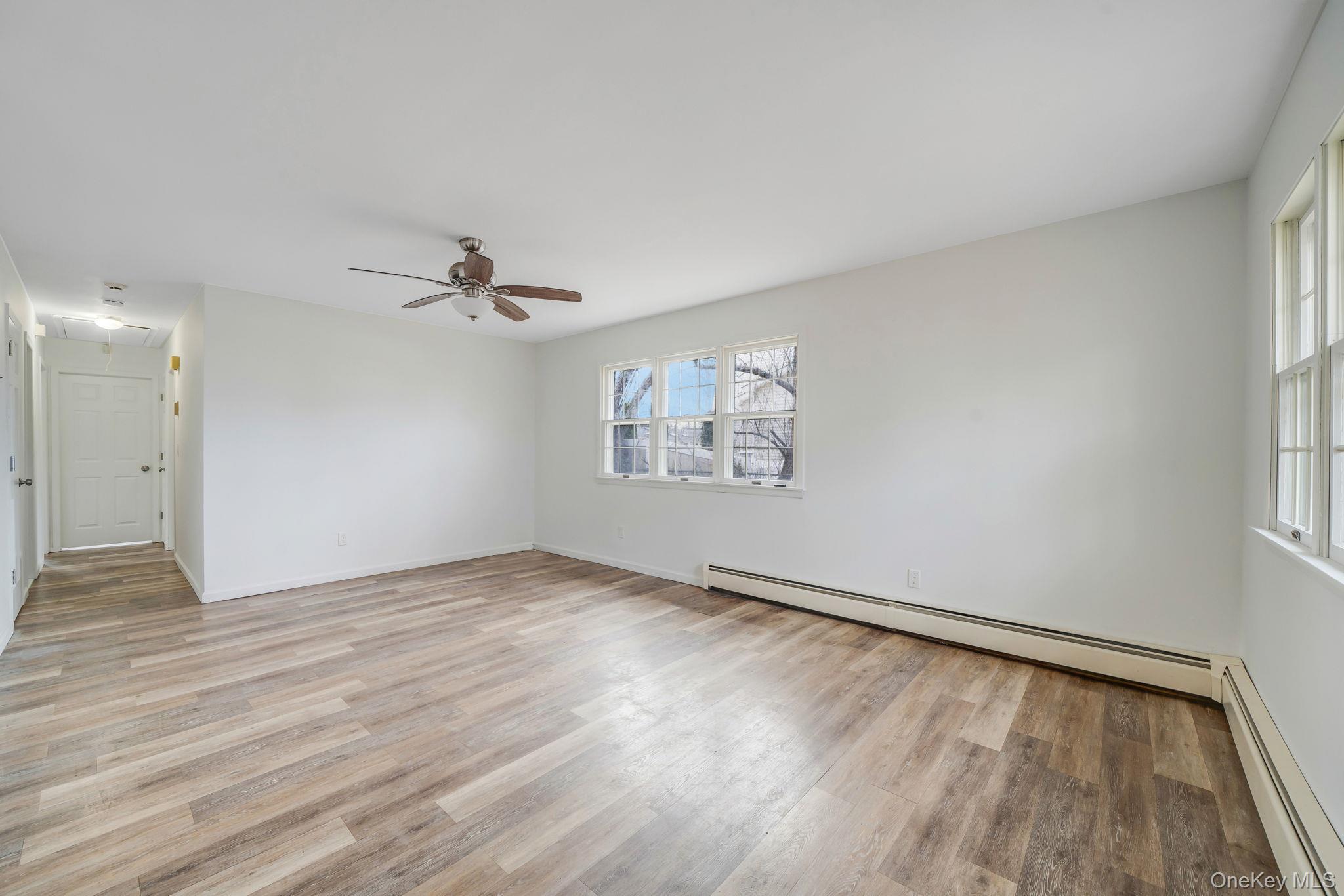 Single Family Manor  Suffolk County, NY 11967, MLS-974154-8