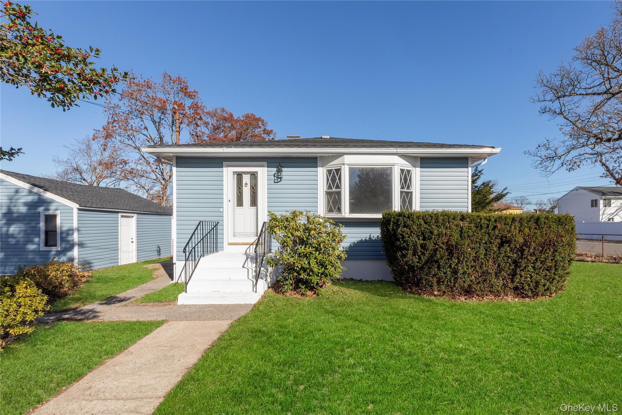 Single Family 41 St  Suffolk County, NY 11726, MLS-974179-14