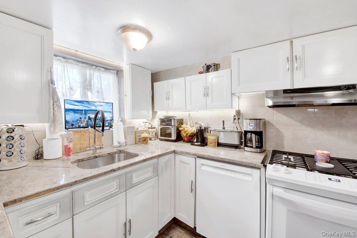 Single Family Waterbury  Bronx, NY 10465, MLS-974181-23