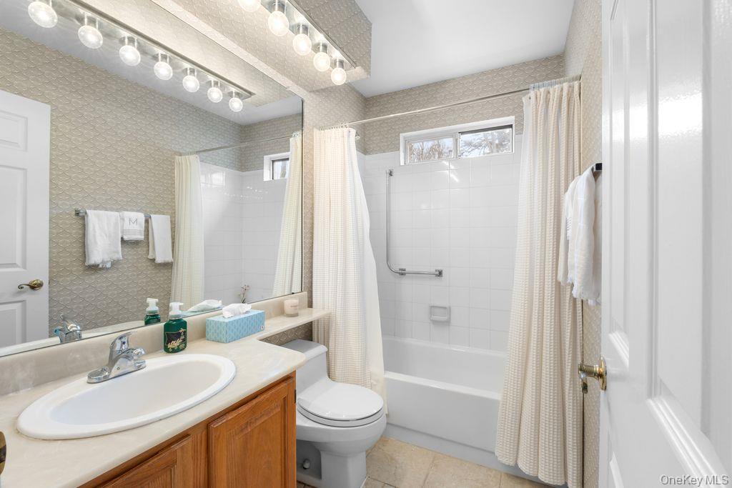 Condo Huntington  Suffolk County, NY 11961, MLS-974264-15