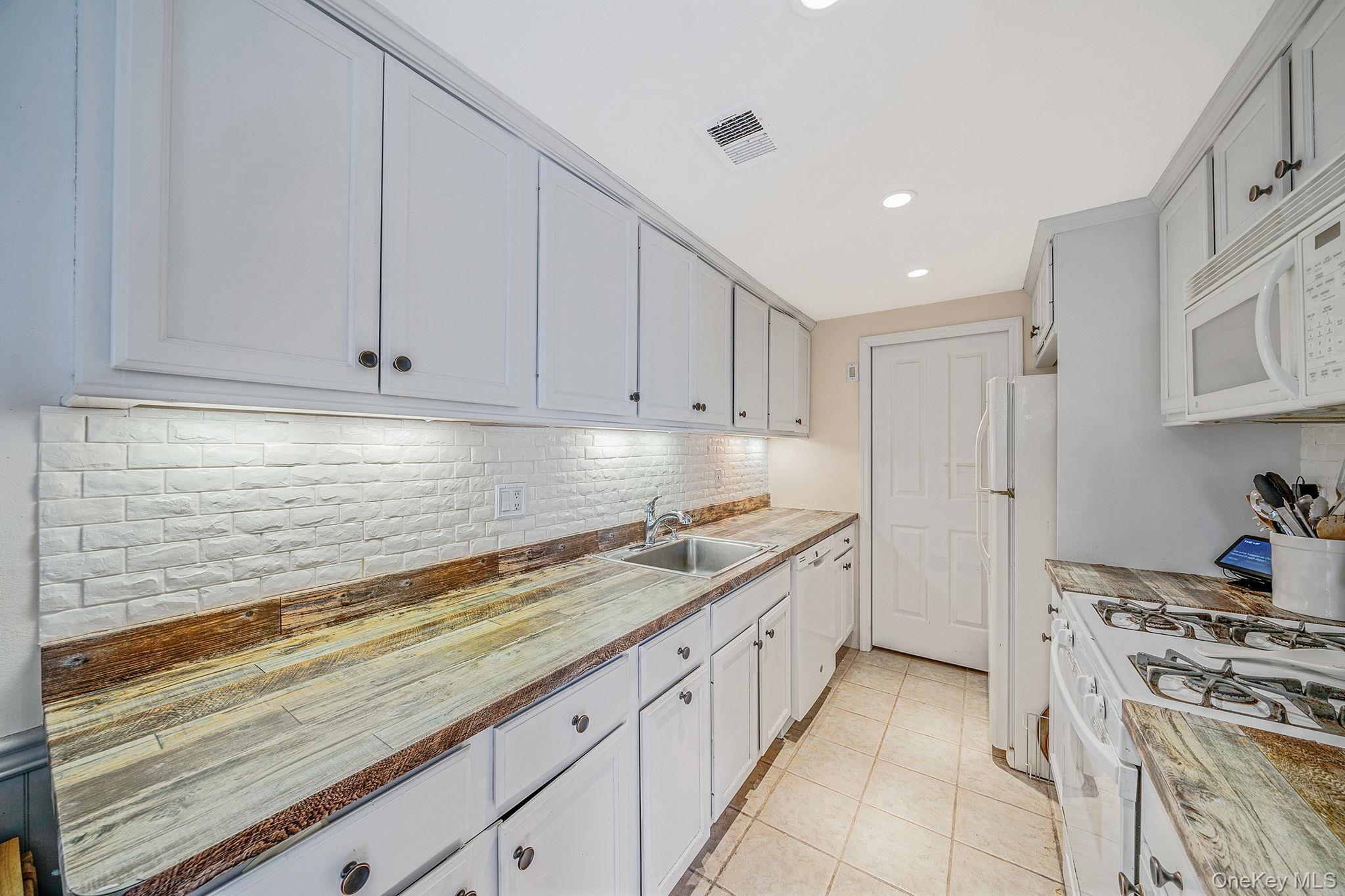 Condo Golf Suffolk County, NY 11763, MLS-974444-9