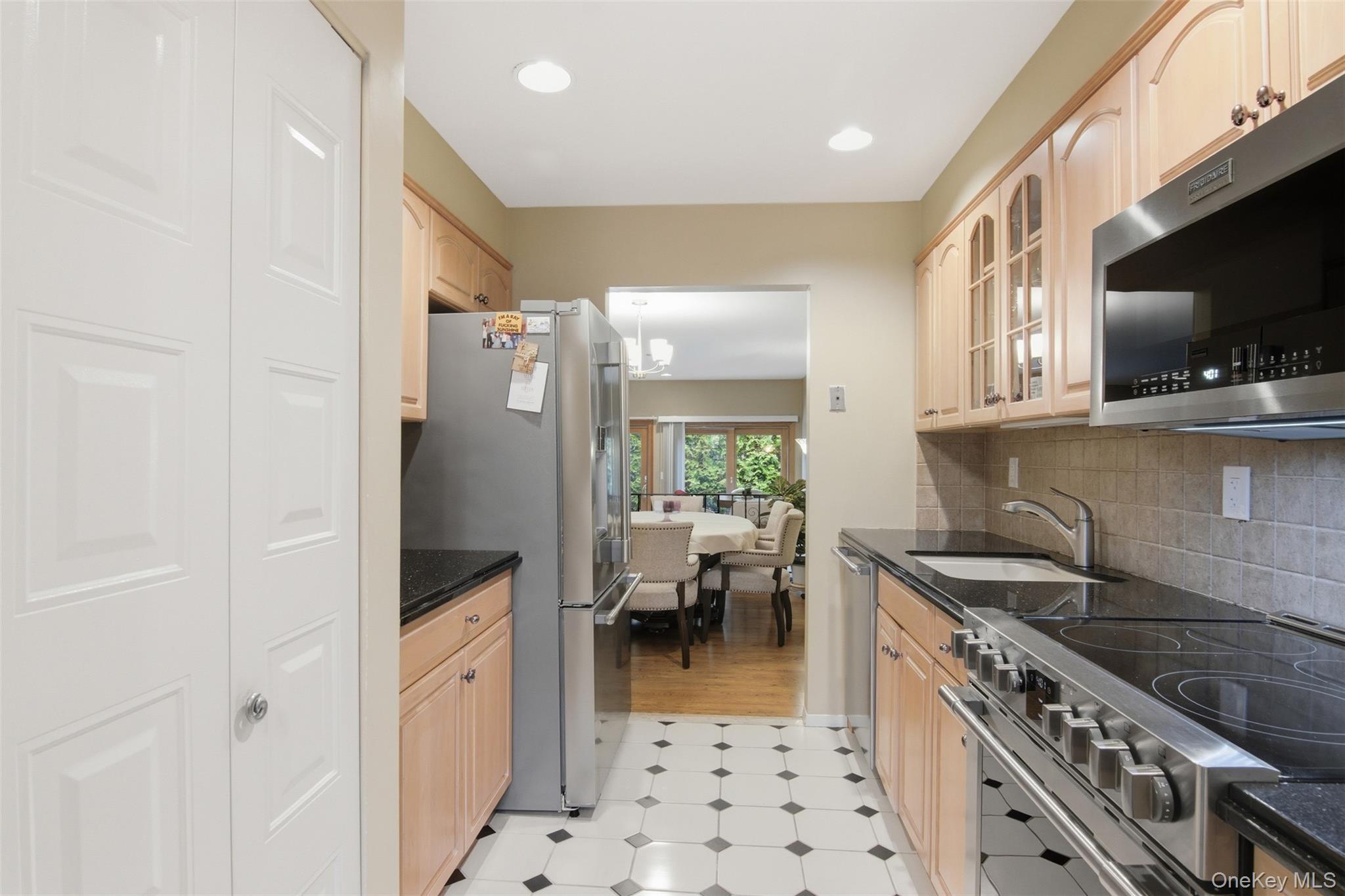 Condo Southgate  Nassau County, NY 11762, MLS-974582-15