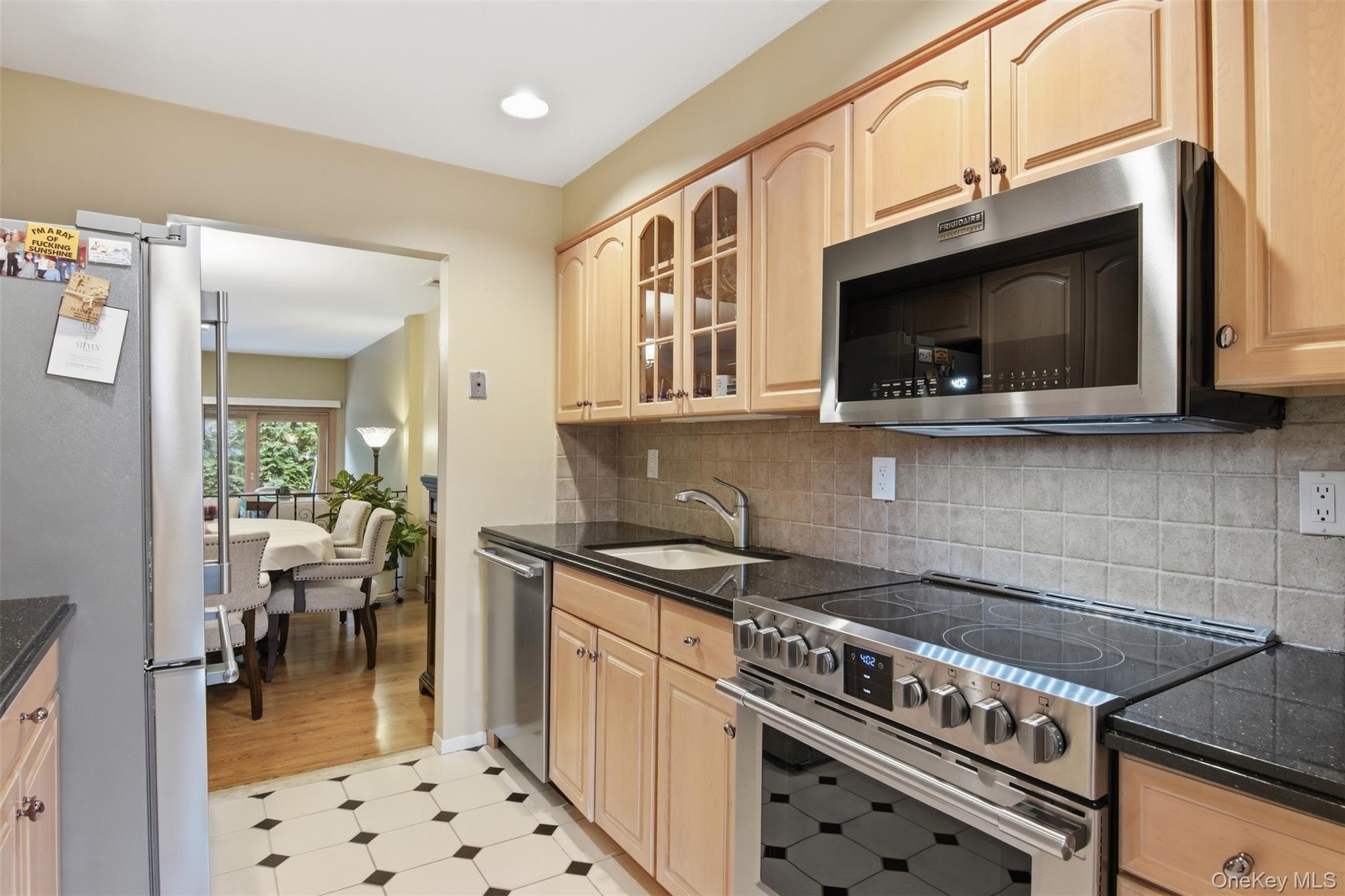 Condo Southgate  Nassau County, NY 11762, MLS-974582-16