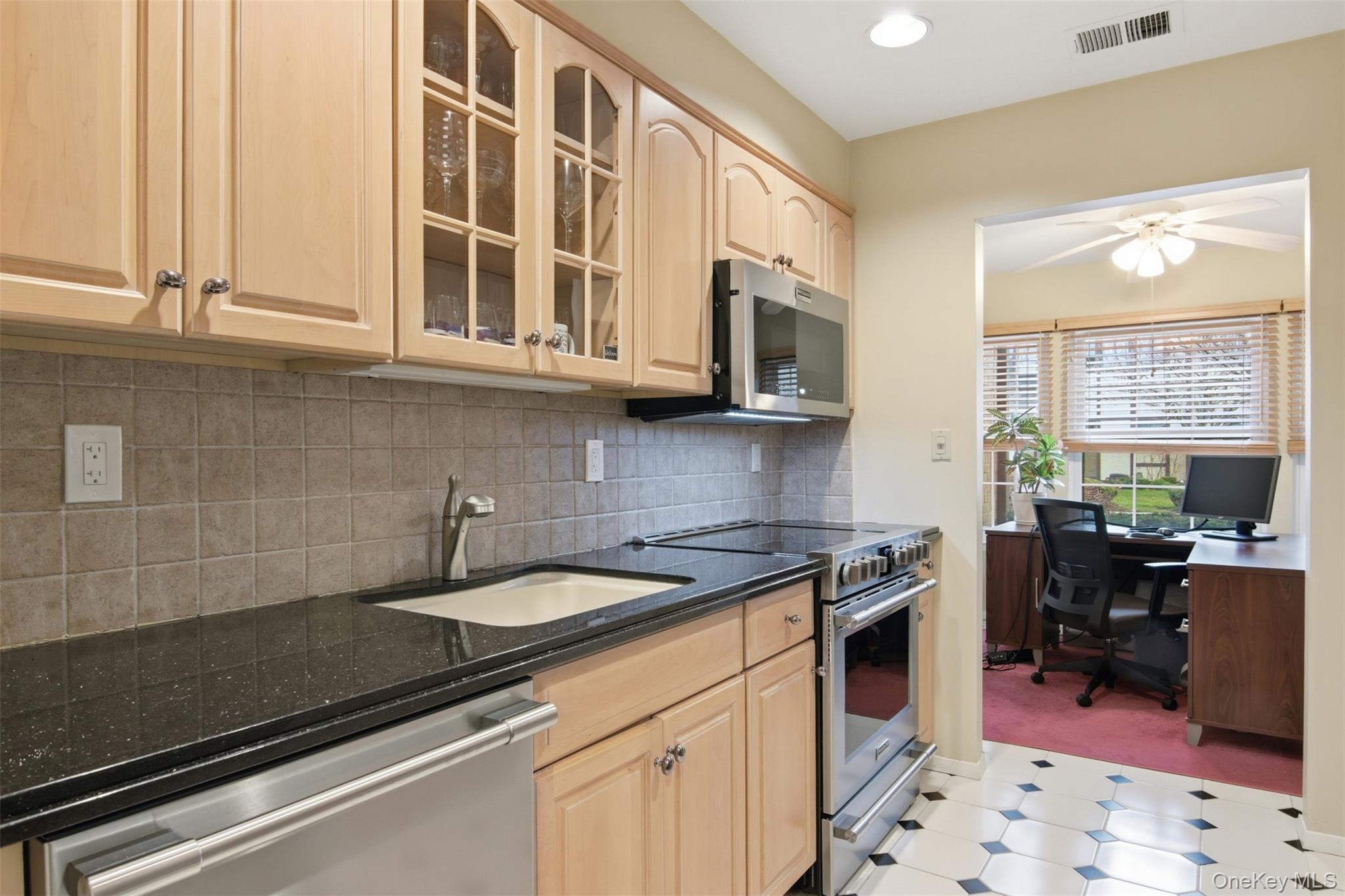 Condo Southgate  Nassau County, NY 11762, MLS-974582-17