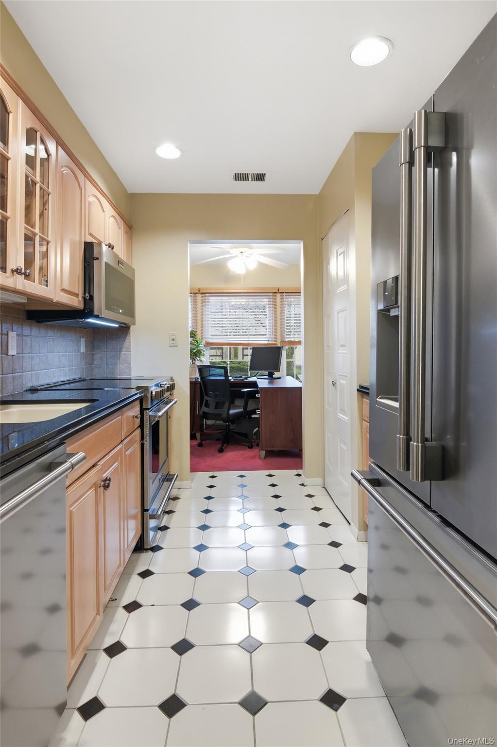 Condo Southgate  Nassau County, NY 11762, MLS-974582-18