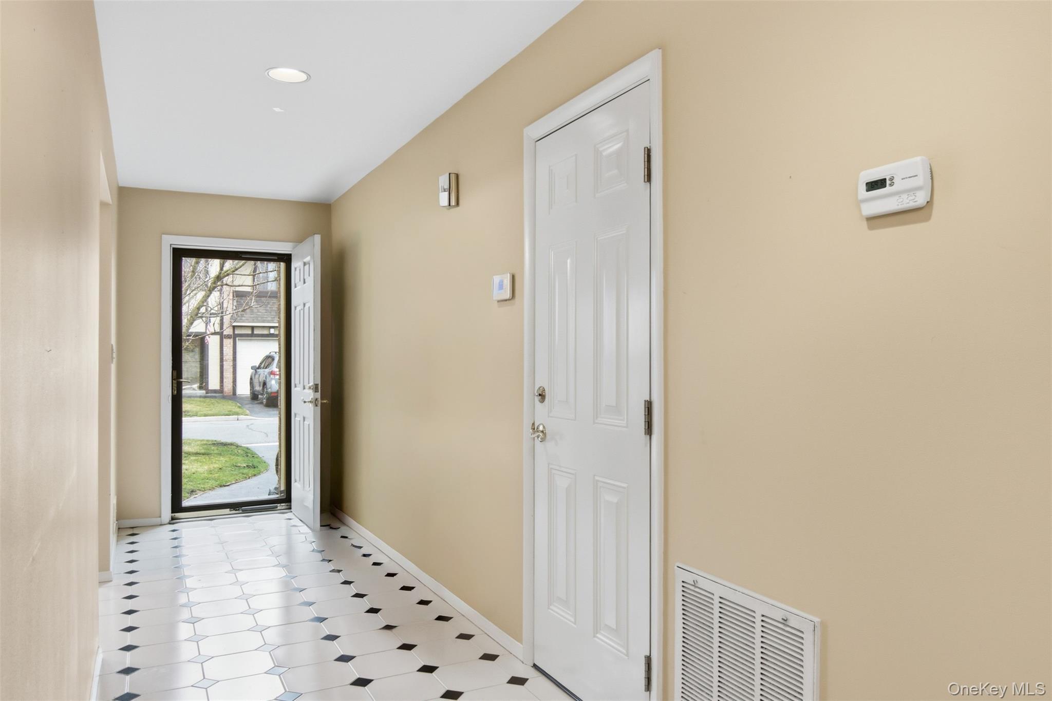 Condo Southgate  Nassau County, NY 11762, MLS-974582-5