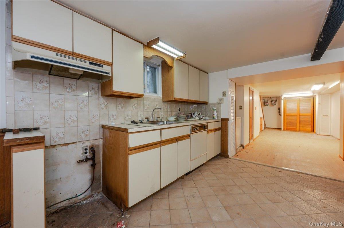 Single Family Edwards  Bronx, NY 10461, MLS-974880-24