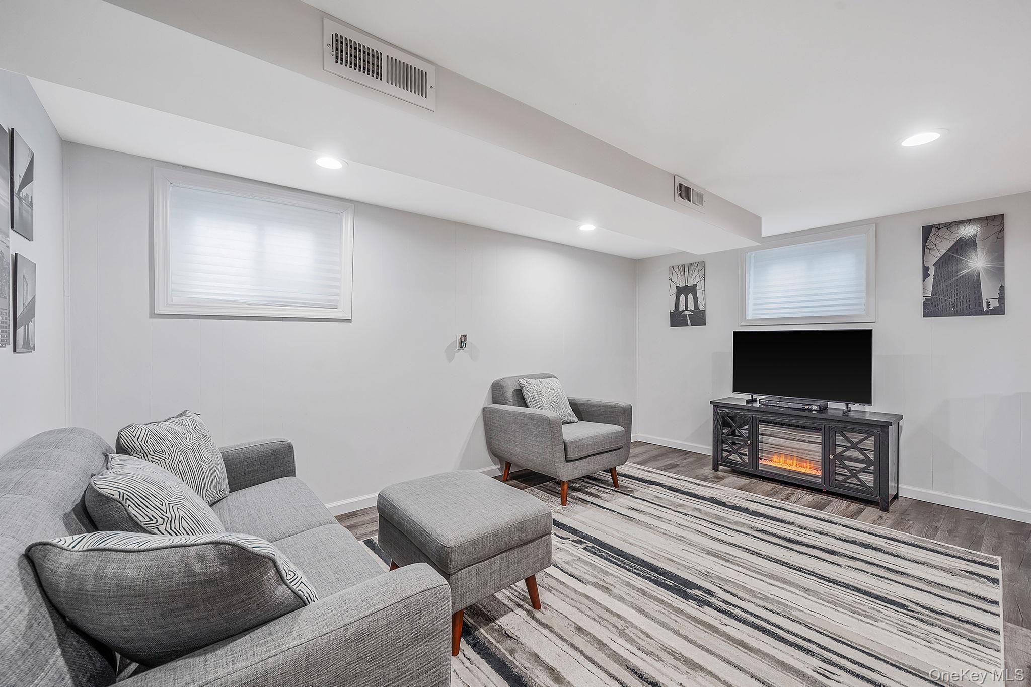 Single Family Conerty Suffolk County, NY 11717, MLS-974958-16