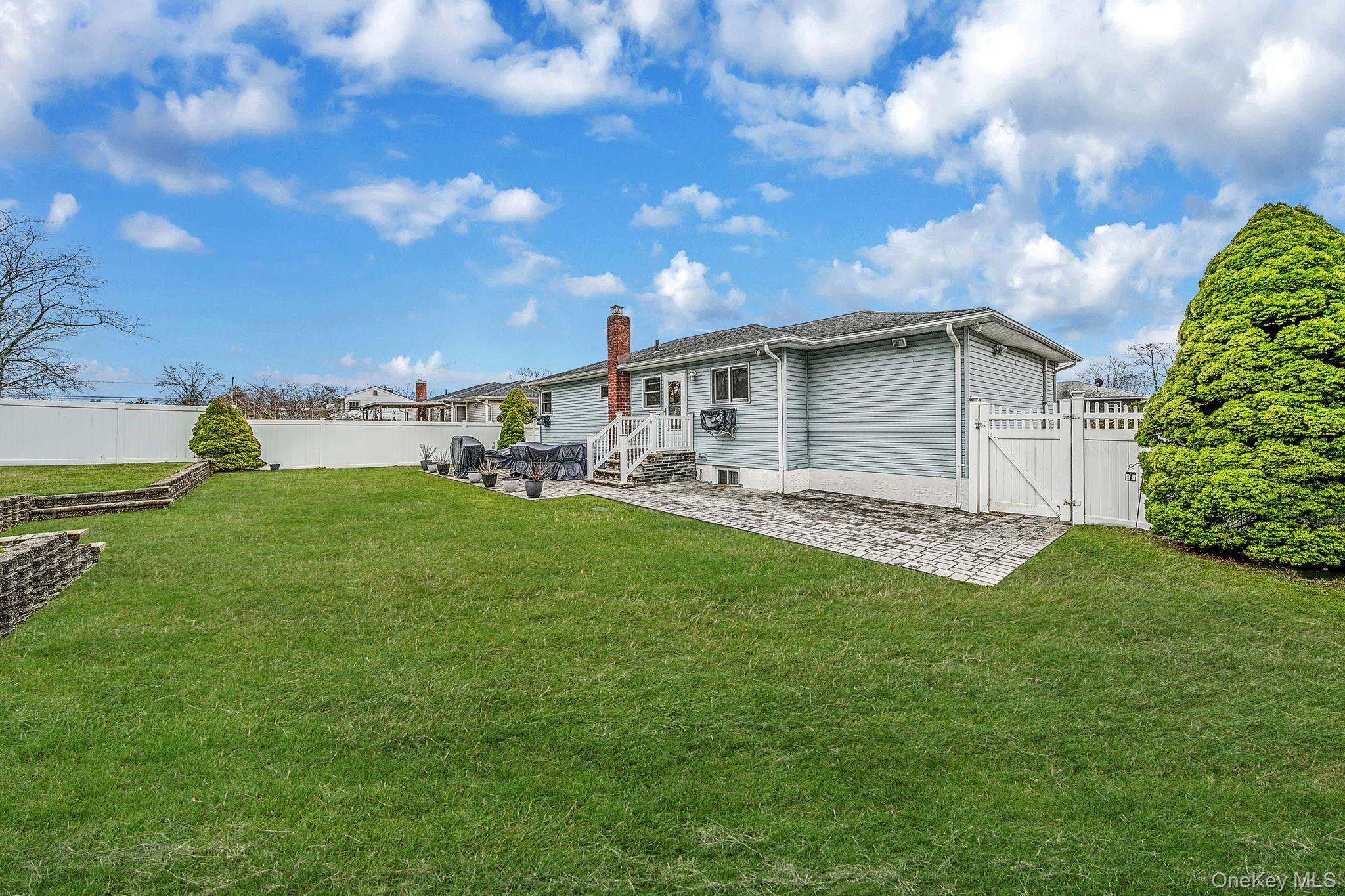 Single Family Conerty Suffolk County, NY 11717, MLS-974958-20