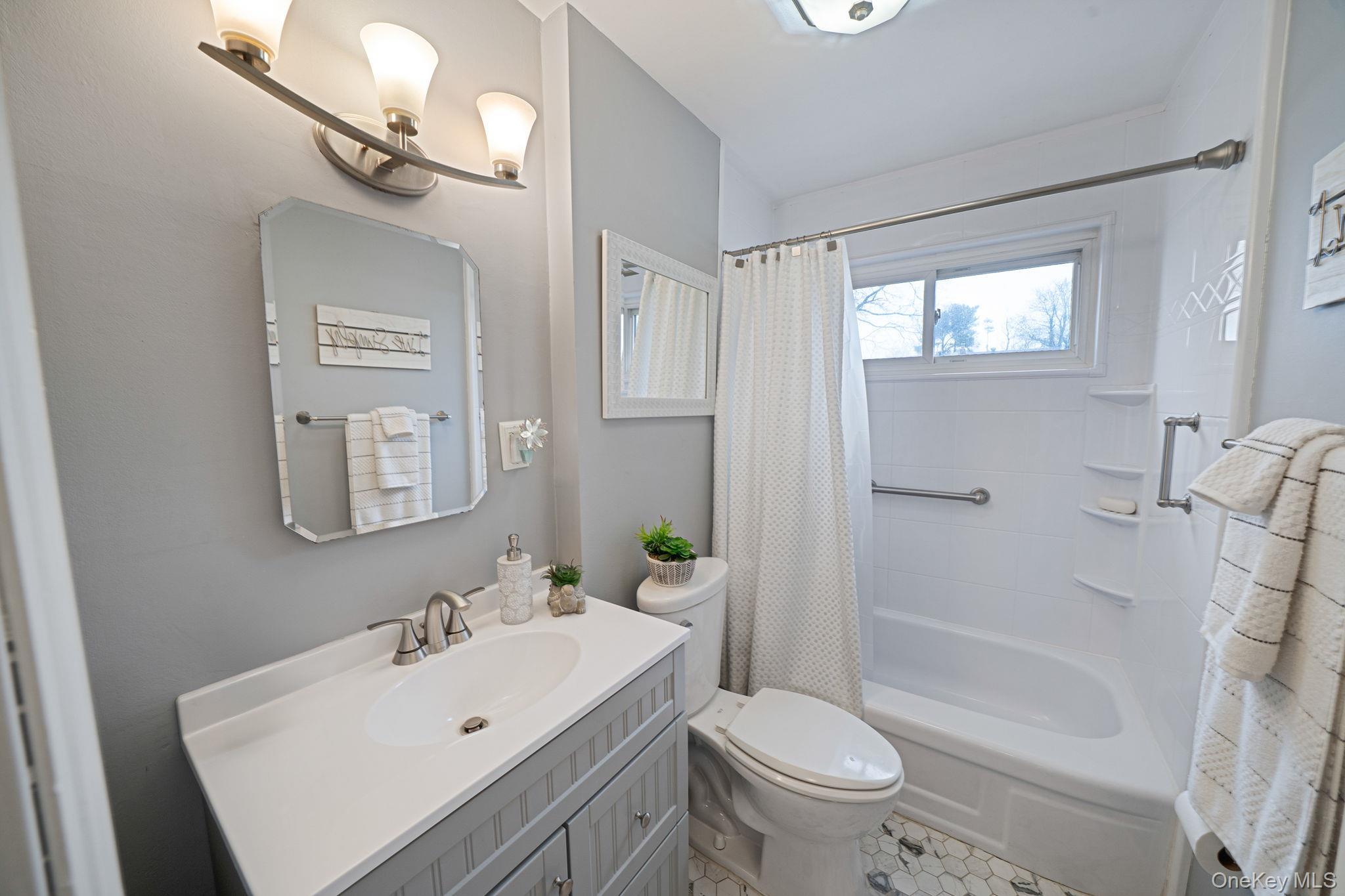 Single Family Conerty Suffolk County, NY 11717, MLS-974958-9