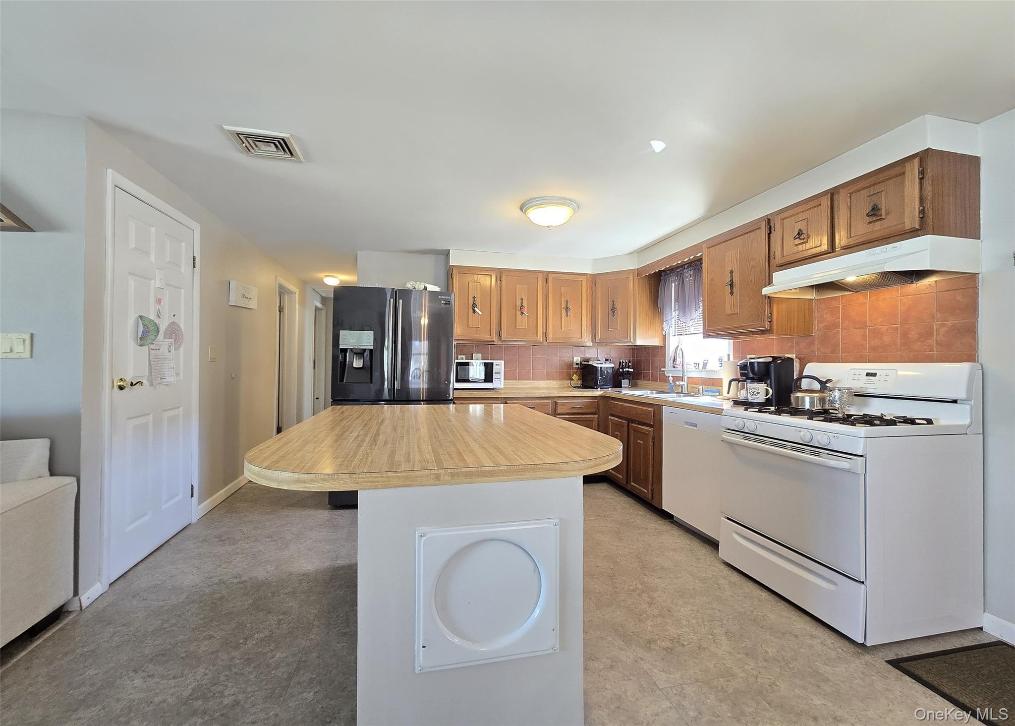 Single Family Webster  Suffolk County, NY 11779, MLS-974981-5