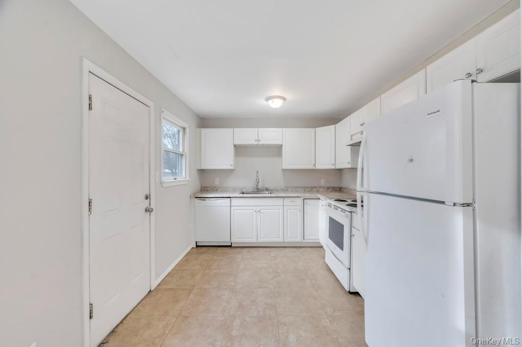 Single Family Park  Suffolk County, NY 11720, MLS-975066-6