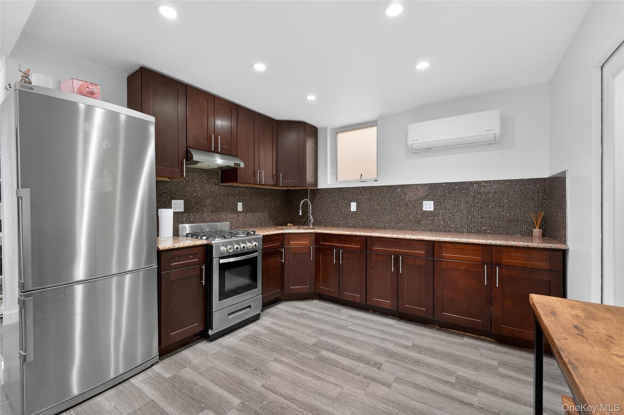 Single Family Hering Bronx, NY 10461, MLS-975278-21