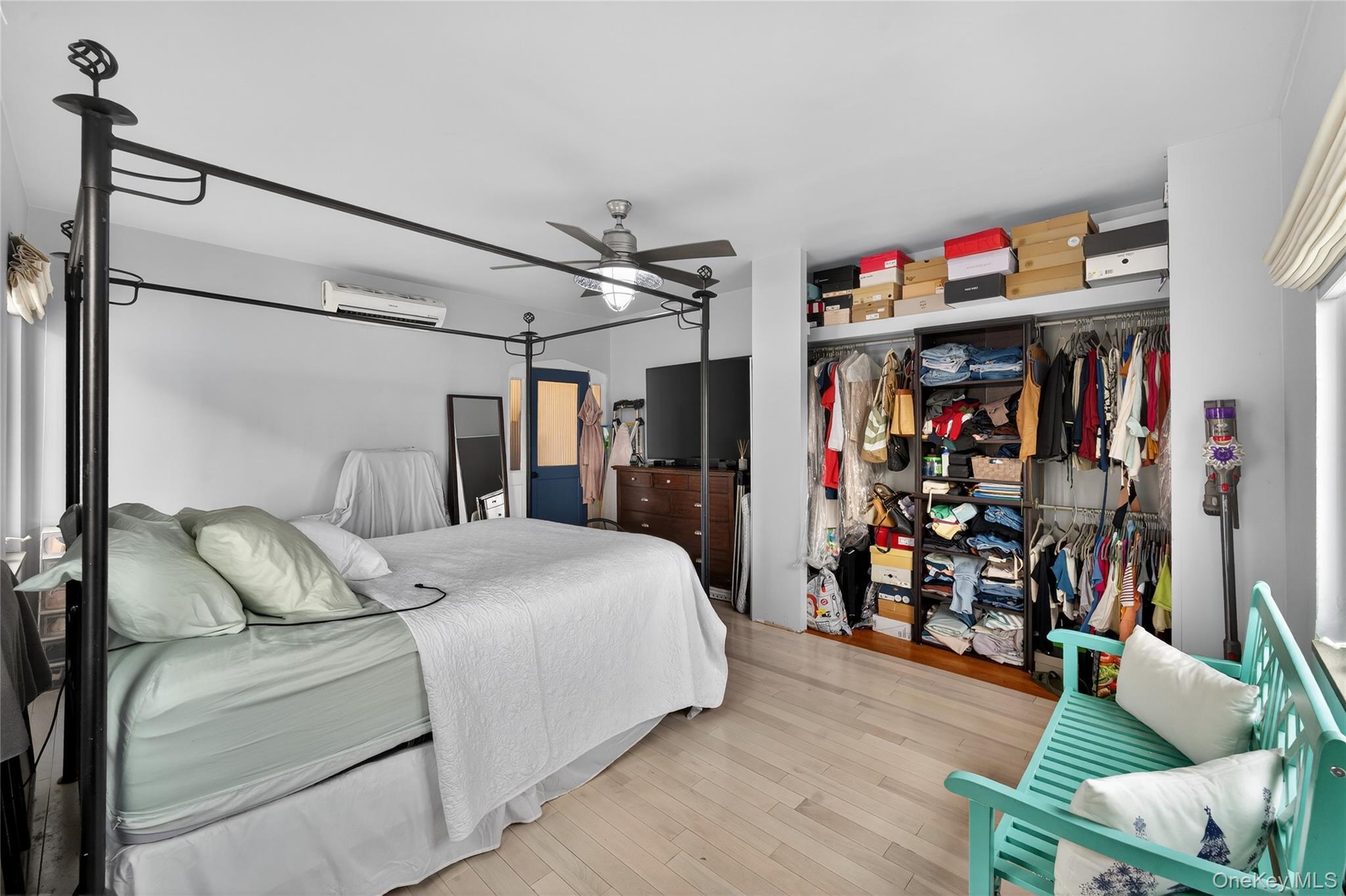 Single Family Hering Bronx, NY 10461, MLS-975278-24