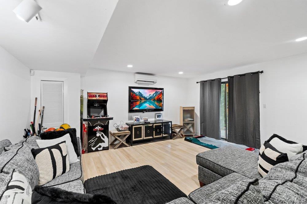 Condo Chestnut  Nassau County, NY 11797, MLS-975321-34