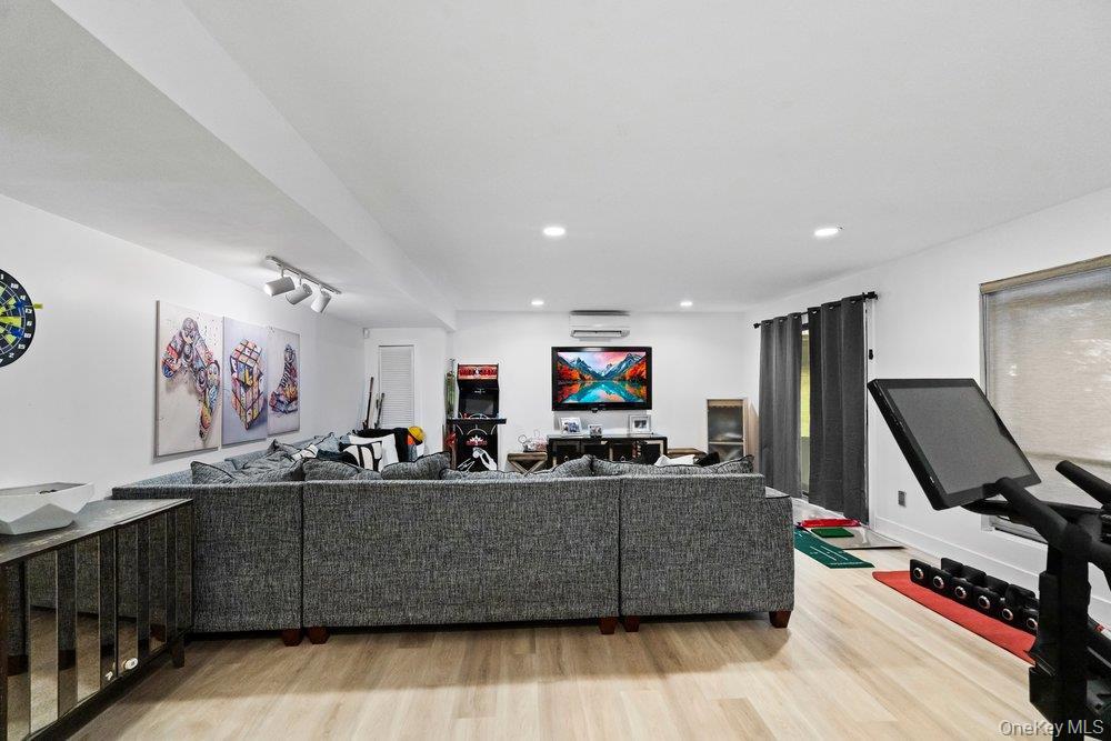 Condo Chestnut  Nassau County, NY 11797, MLS-975321-36