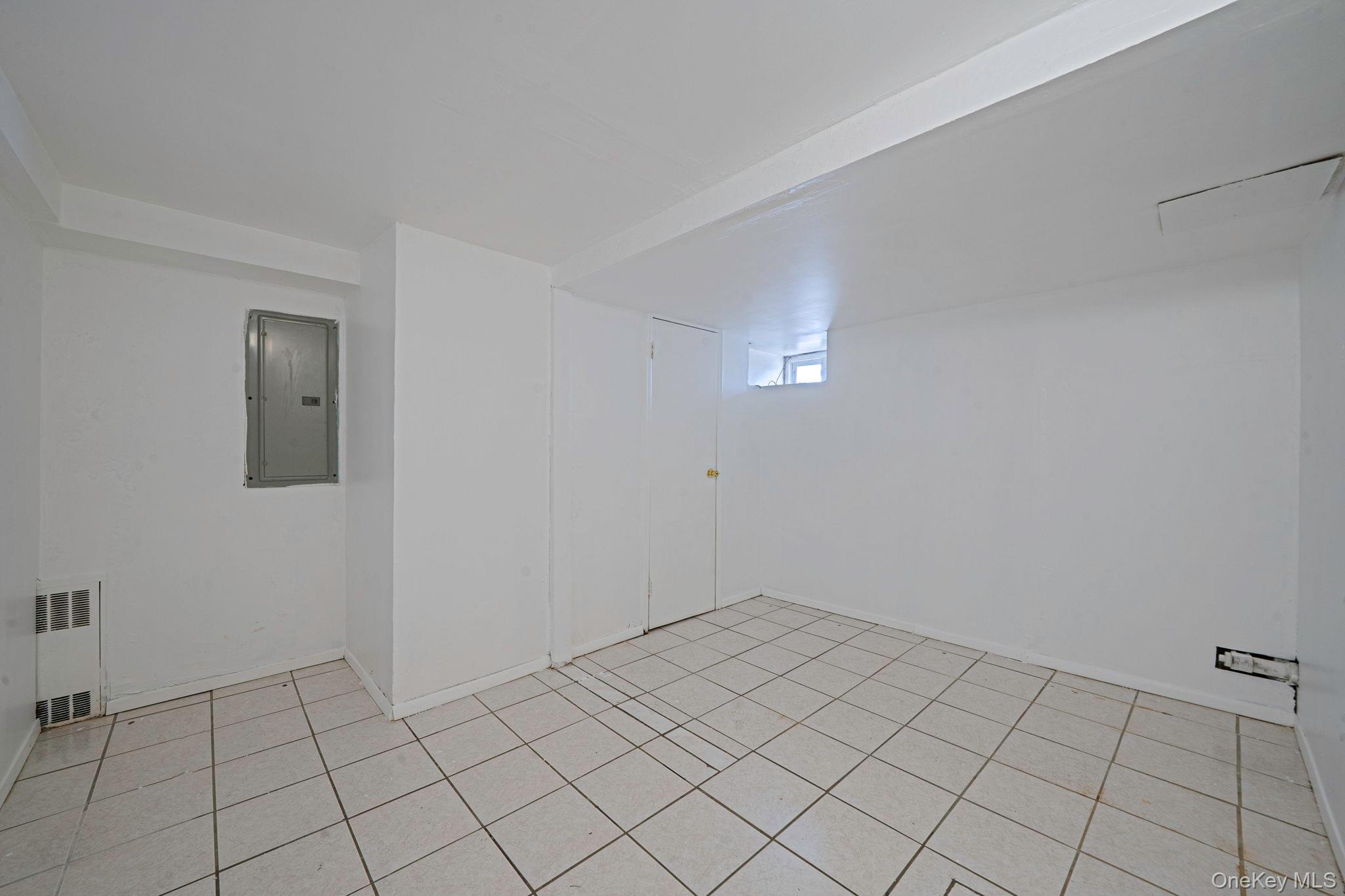 Single Family Astor  Nassau County, NY 11003, MLS-975351-21