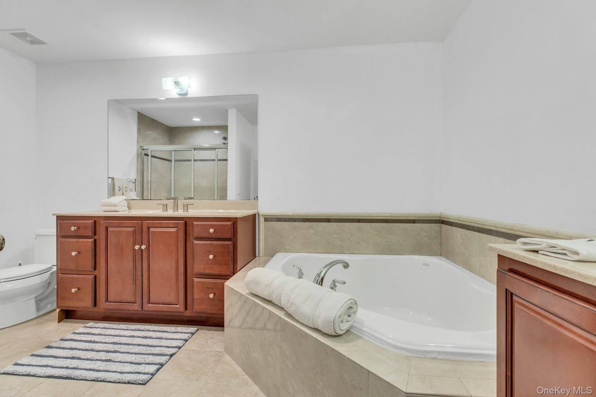 Condo Jackie Suffolk County, NY 11772, MLS-975429-22