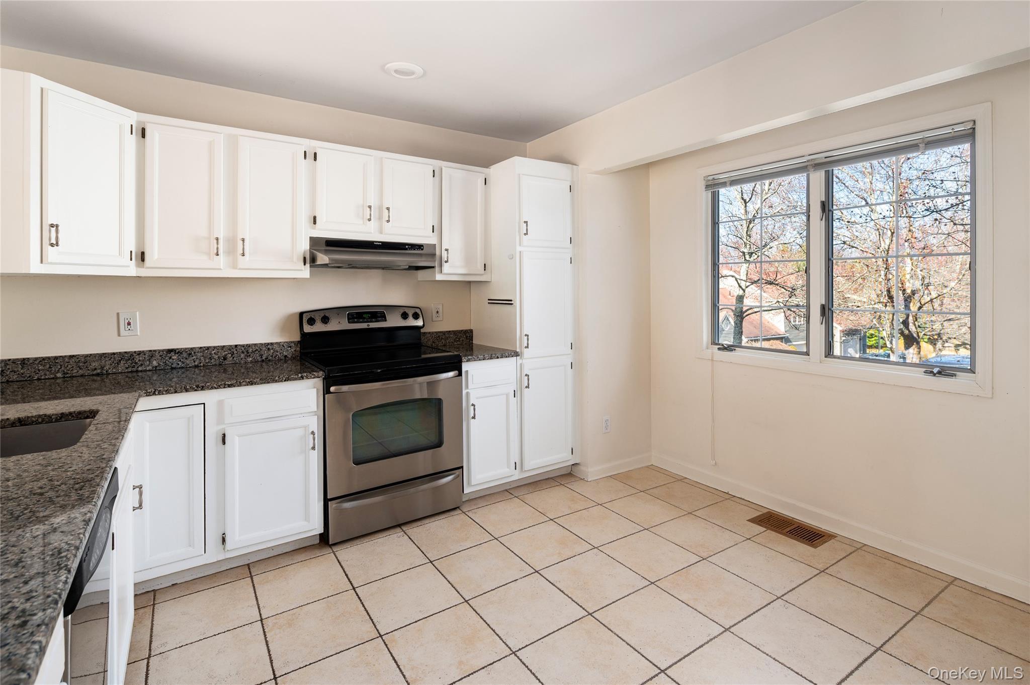 Single Family Regent  Westchester County, NY 10549, MLS-975699-7