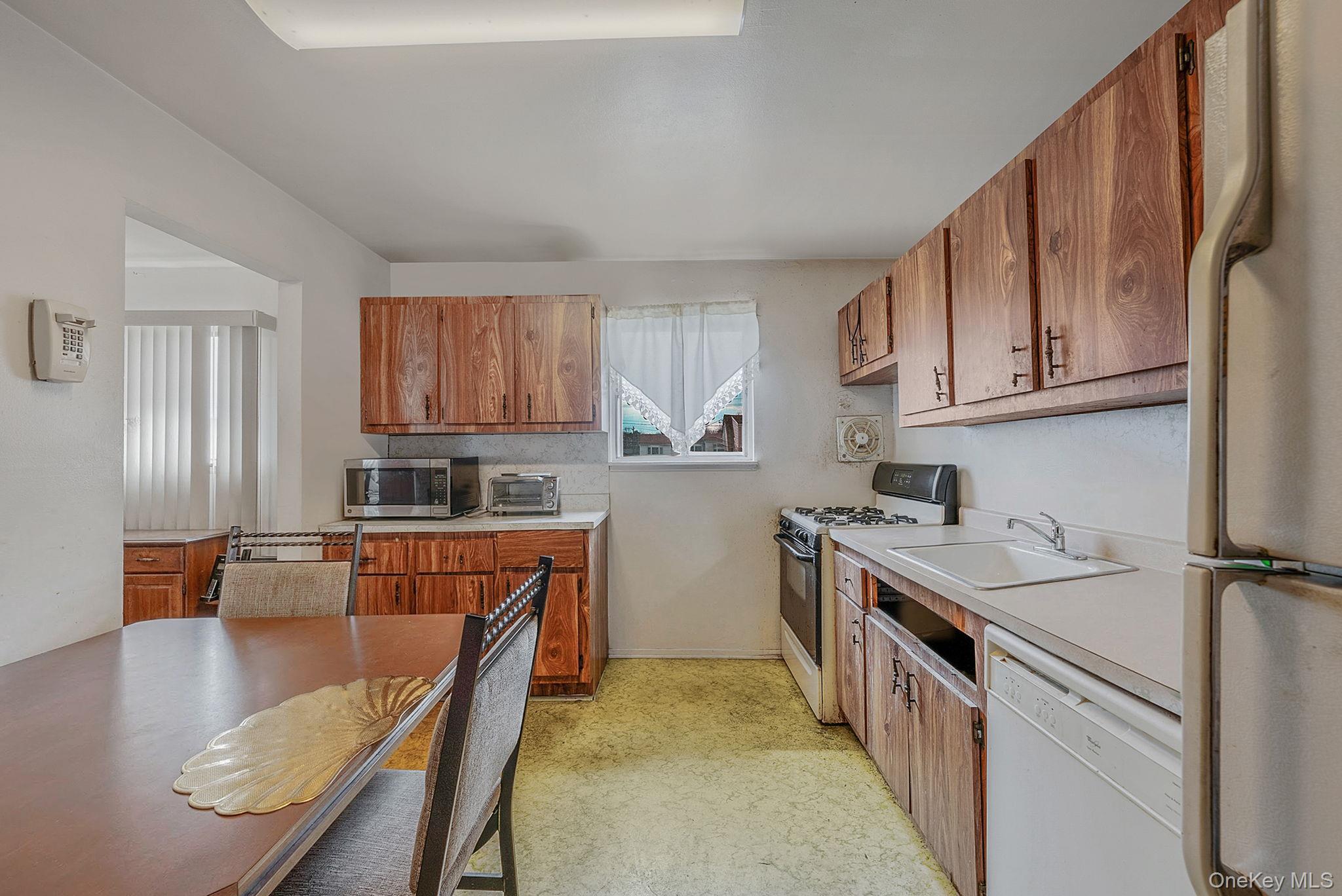 Single Family Centerwood  Suffolk County, NY 11704, MLS-975783-8