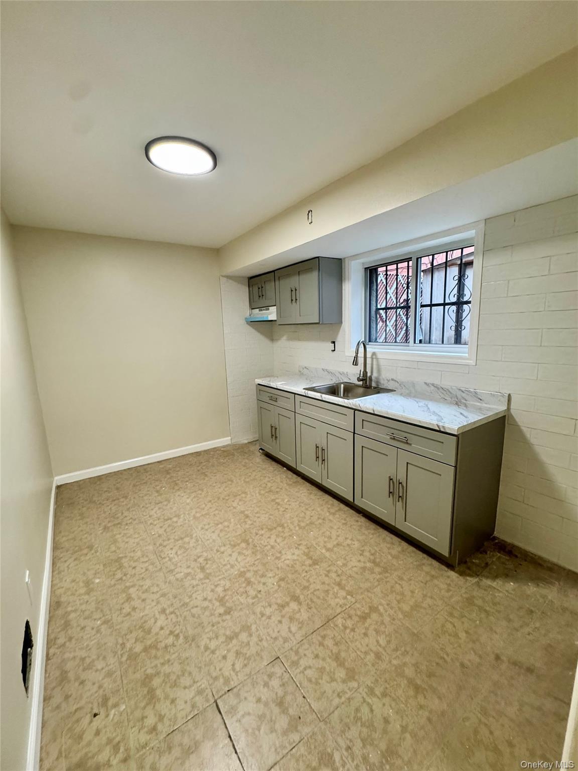 Apartment Van Siclen  Brooklyn, NY 11207, MLS-975917-4