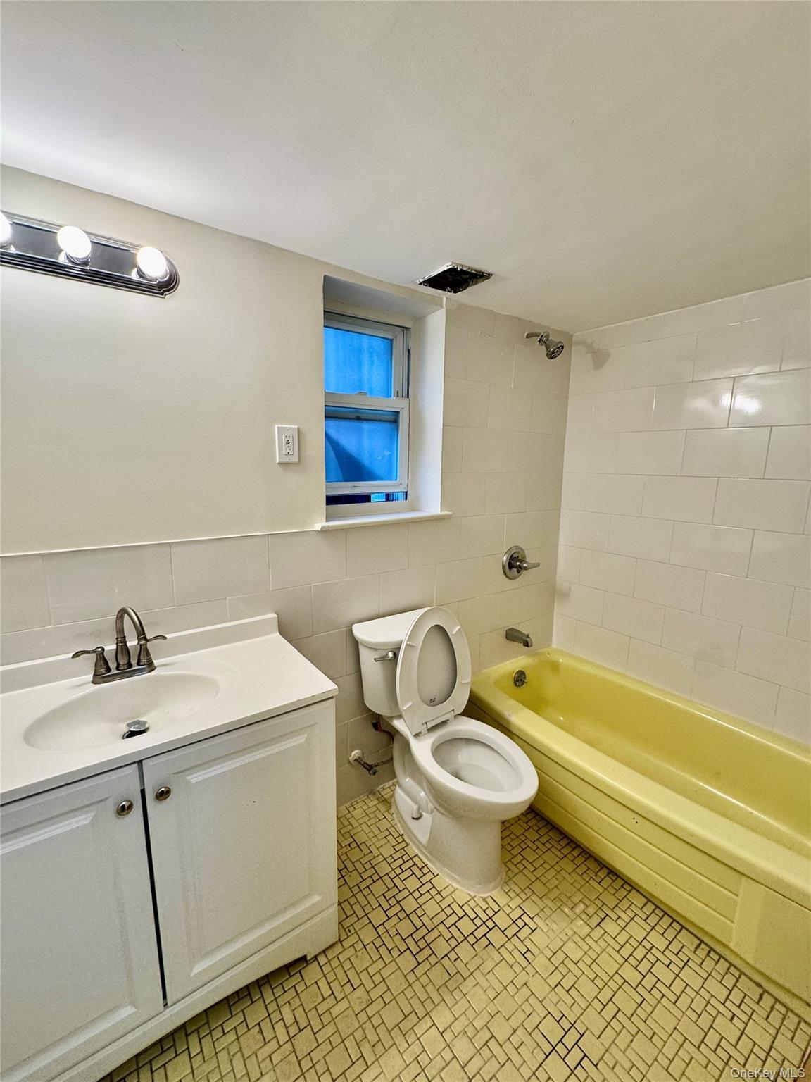 Apartment Van Siclen  Brooklyn, NY 11207, MLS-975917-5