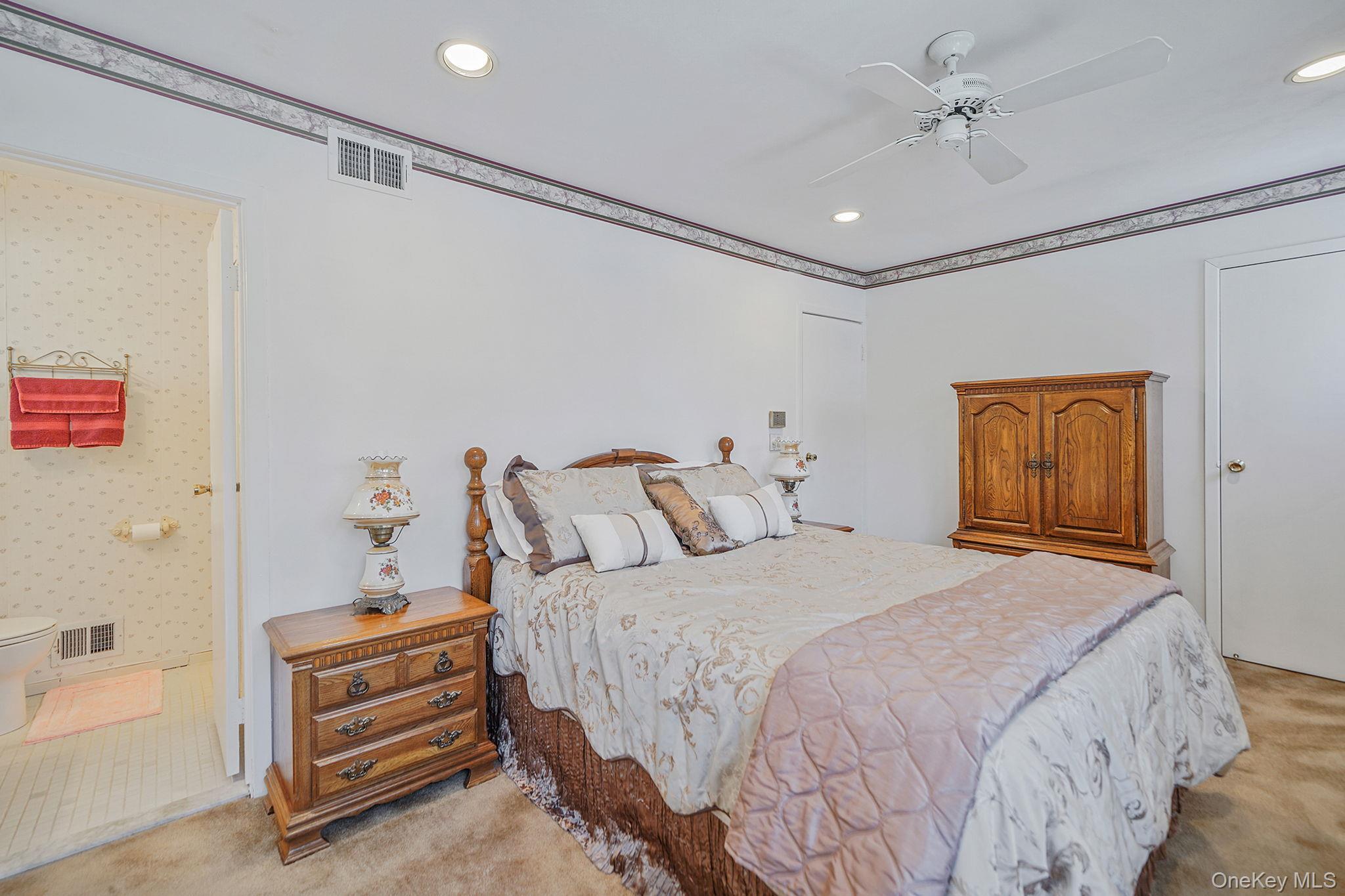 Condo Huntington Commons  Suffolk County, NY 11980, MLS-975964-22